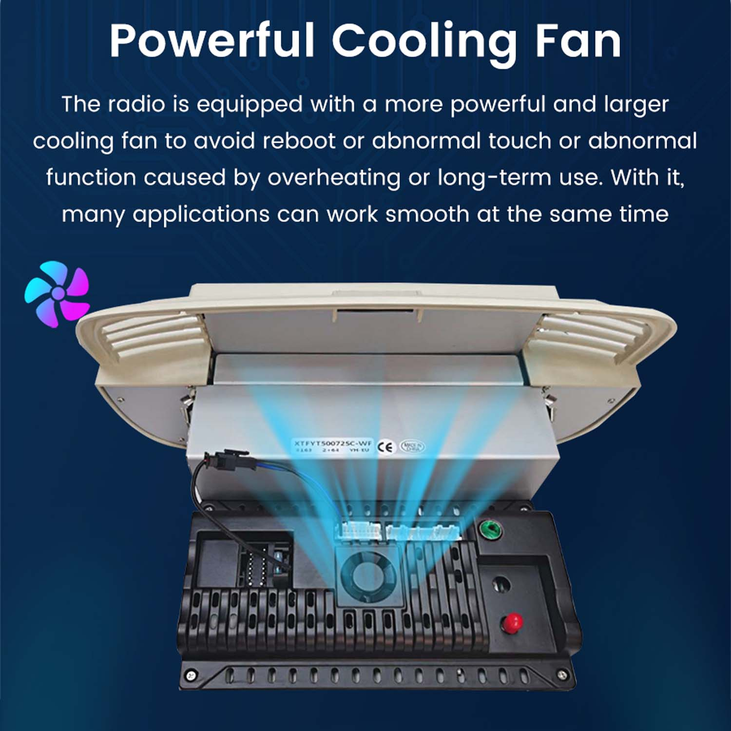 Autoradio con potente ventola di raffreddamento, con effetti di luce blu su sfondo blu scuro. Testo: Potente ventola di raffreddamento.