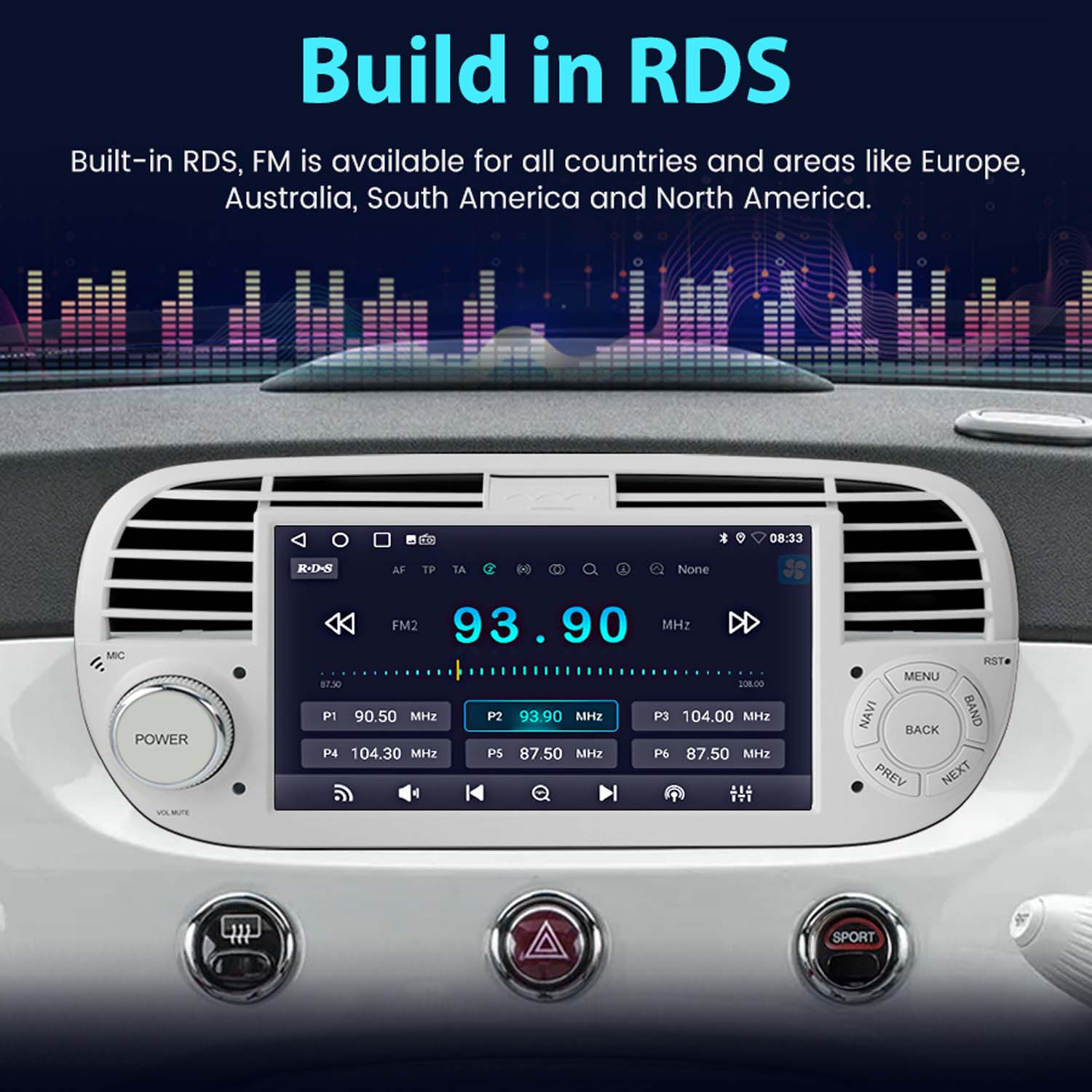 Cruscotto dell'auto con schermo radio che mostra FM 93,90 MHz. I pulsanti includono accensione, menu e navigazione.