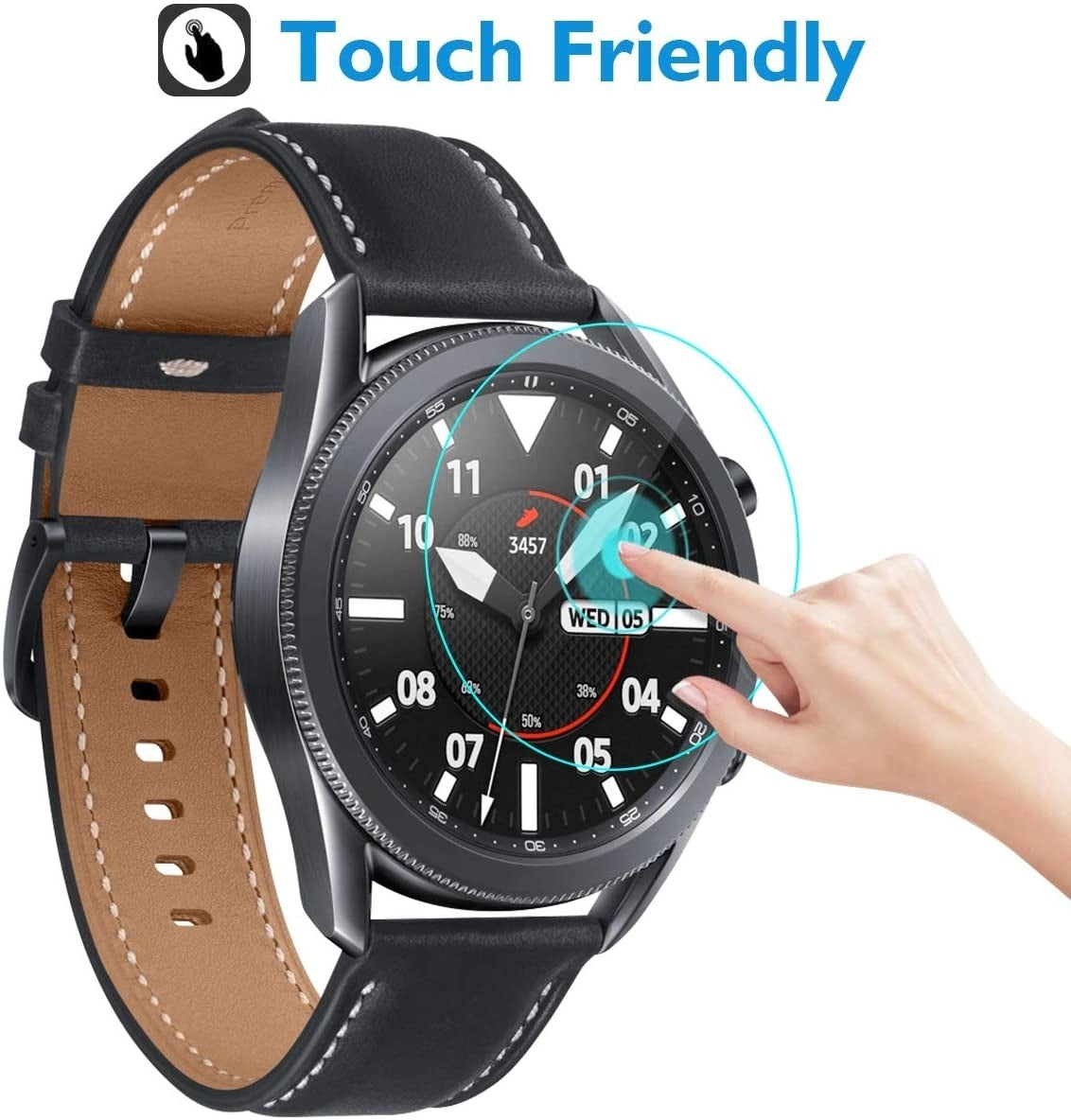 Eine schwarze Smartwatch mit Lederarmband wird von einem Finger berührt. Das Zifferblatt zeigt die Uhrzeit und das Datum an.