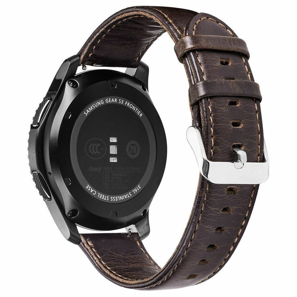 Eine Samsung Gear S3 Frontier Smartwatch mit braunem Lederarmband, schwarzem Zifferblatt und silberner Schnalle. Die Uhr ist angewinkelt.