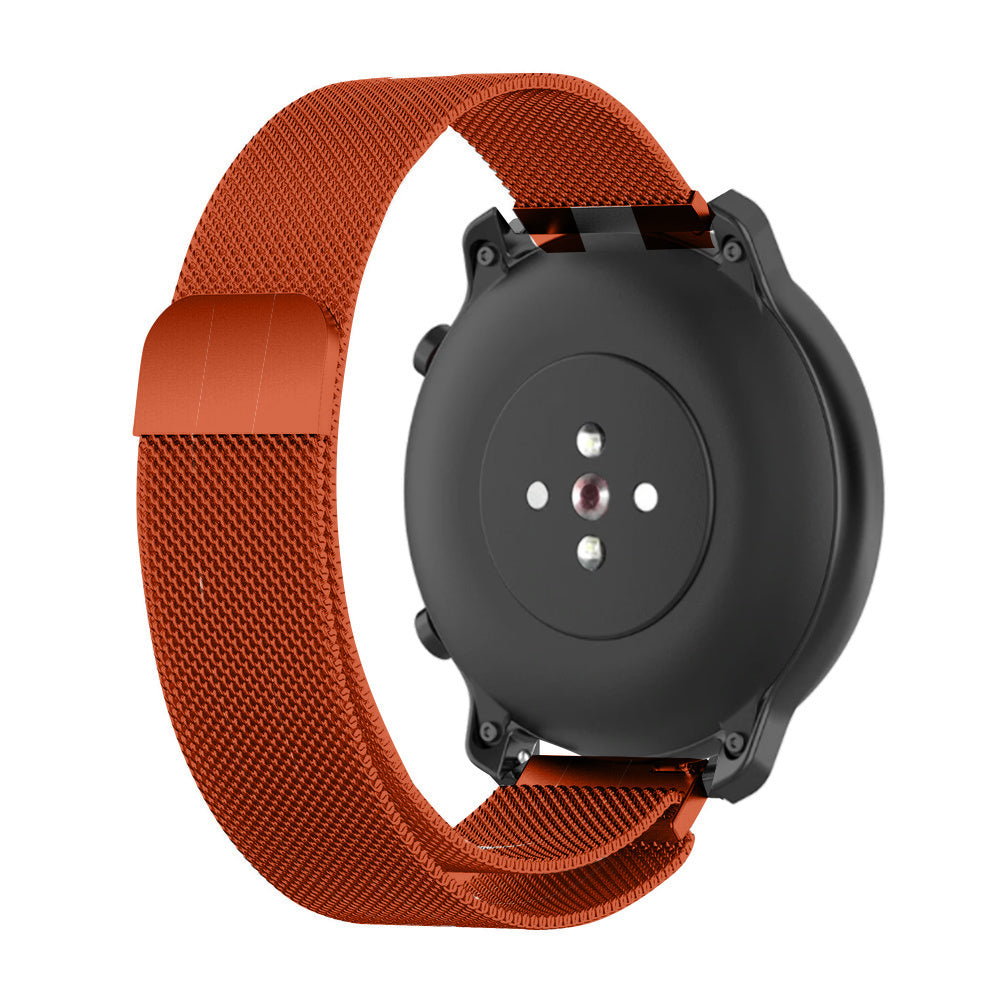 Eine schwarze Smartwatch mit orangefarbenem Metallband vor weißem Hintergrund. Die Uhr ist abgewinkelt und zeigt die Rückseite.