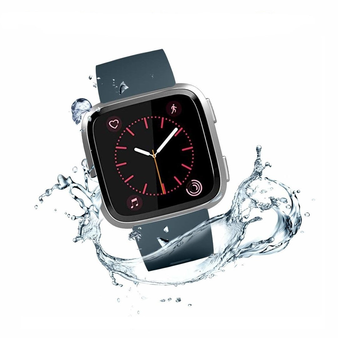 Eine silberne Smartwatch mit schwarzem Zifferblatt und teal-farbenem Armband ist von Wasserspritzern umgeben. Das Zifferblatt zeigt Zeit und Symbole.