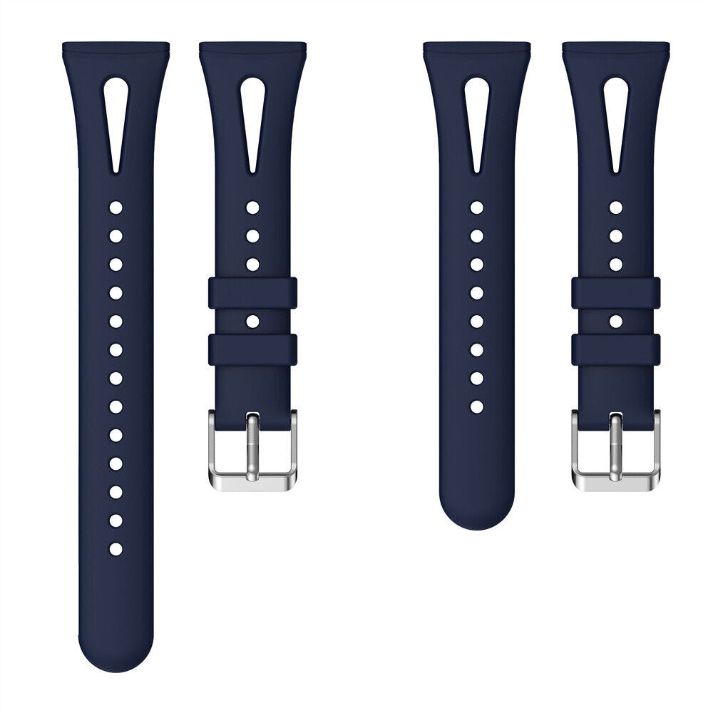 Vier marineblaue Uhrenarmbänder mit silbernen Schnallen. Jedes hat eine Reihe von Löchern zur Anpassung. Zwei Armbänder sind verbunden.