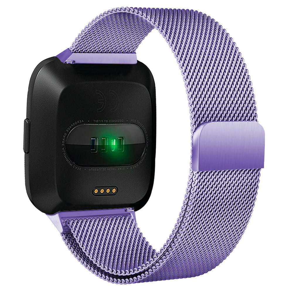 Eine lila Smartwatch mit einem Mesh-Band ist abgebildet. Die Rückseite der Uhr ist schwarz mit einem grünen Licht und goldenen Punkten.