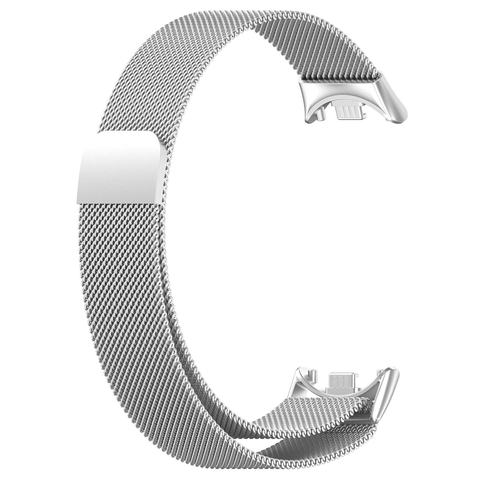 Ein silbernes Armband im Mesh-Stil ist vor einem weißen Hintergrund gebogen. Das Band besteht aus feinen, miteinander verwobenen Metallsträngen.