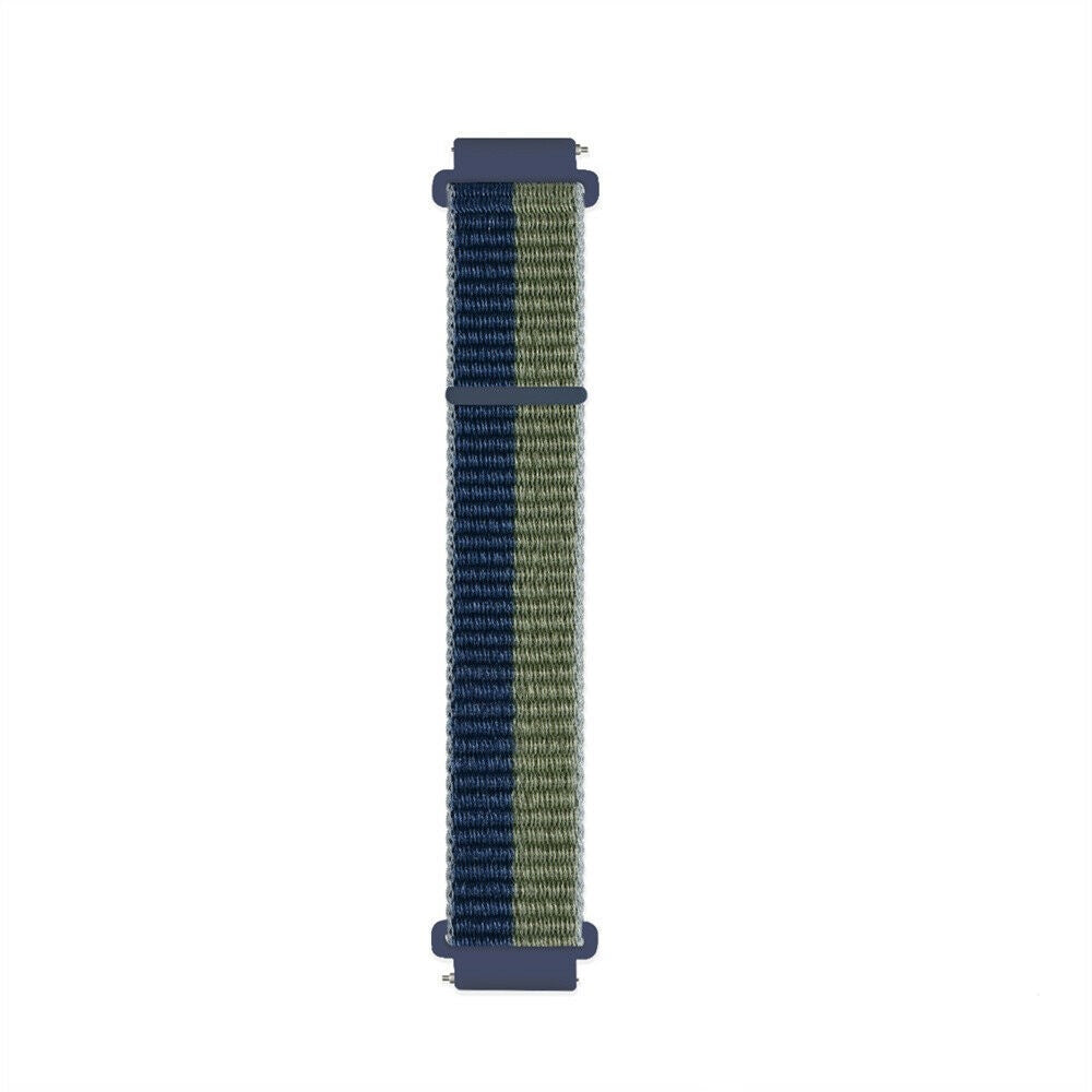Ein Uhrenarmband mit blau und olivgrün gewebten Abschnitten, vor weißem Hintergrund. Das Armband hat blaue Verschlüsse an beiden Enden.