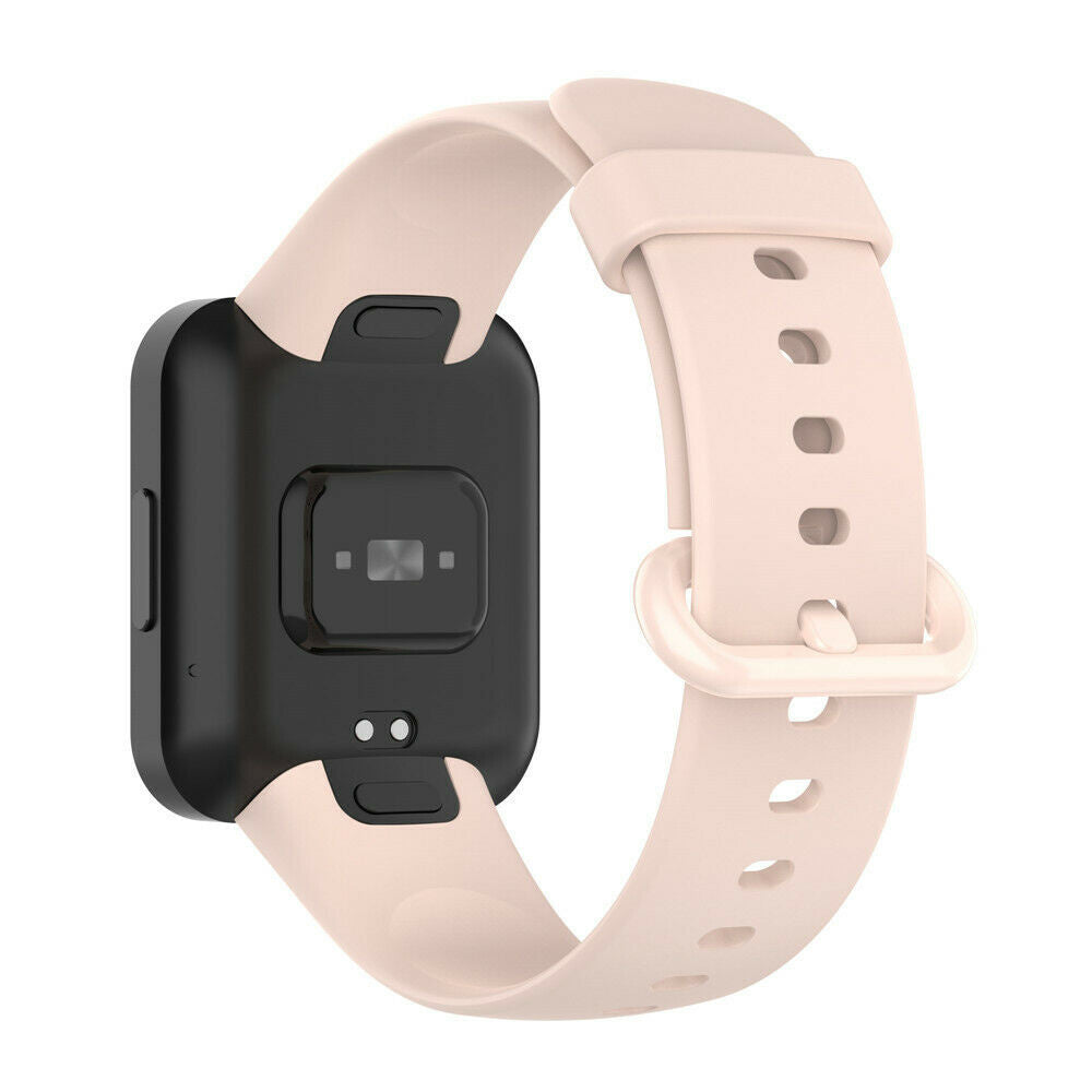 Eine Smartwatch mit schwarzem Gehäuse und hellrosa Armband. Das Armband ist verschnallt. Die Uhr befindet sich auf weißem Hintergrund.