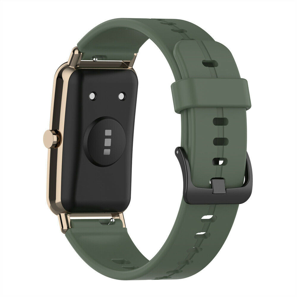 Eine Smartwatch mit goldenem Rahmen, schwarzer Rückseite und olivgrünem Armband. Das Armband hat Löcher und eine schwarze Schnalle.