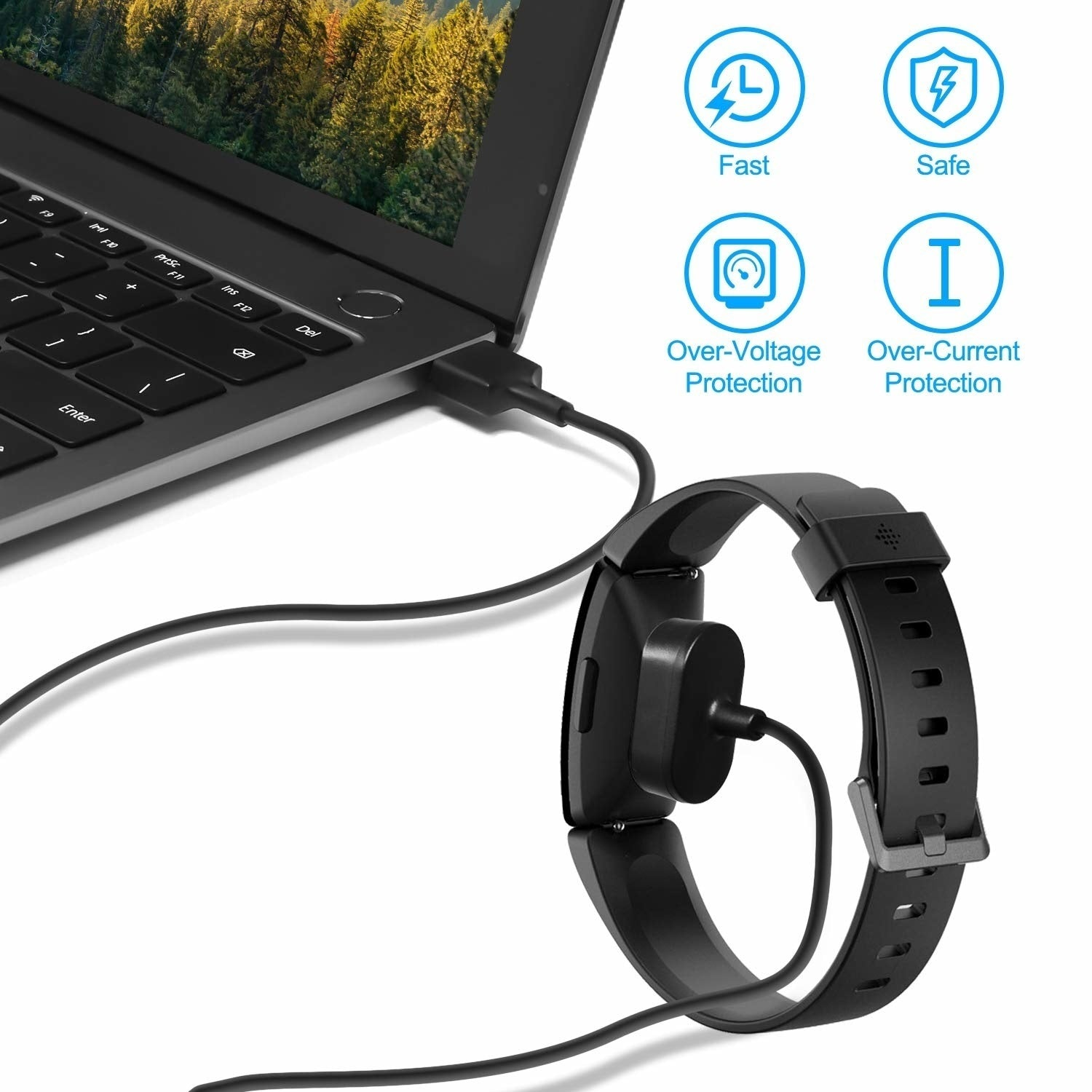 Eine schwarze Smartwatch wird über ein Kabel aufgeladen, das mit einem Laptop verbunden ist. Die Uhr liegt auf einer weißen Oberfläche.
