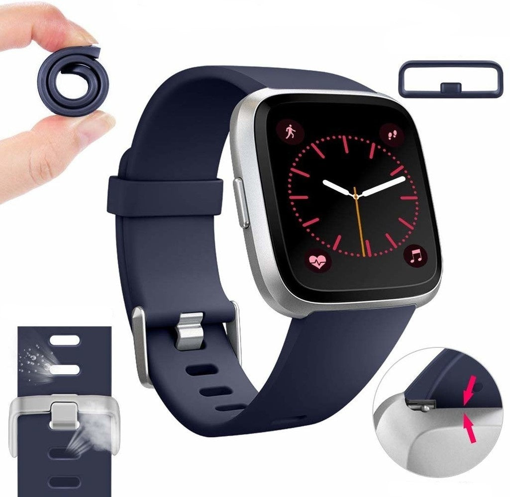 Eine marineblaue Smartwatch mit silberner Lünette. Mehrere Elemente des Armbands und Nahaufnahmen sind dargestellt. Die Uhr zeigt Zeit und Symbole an.