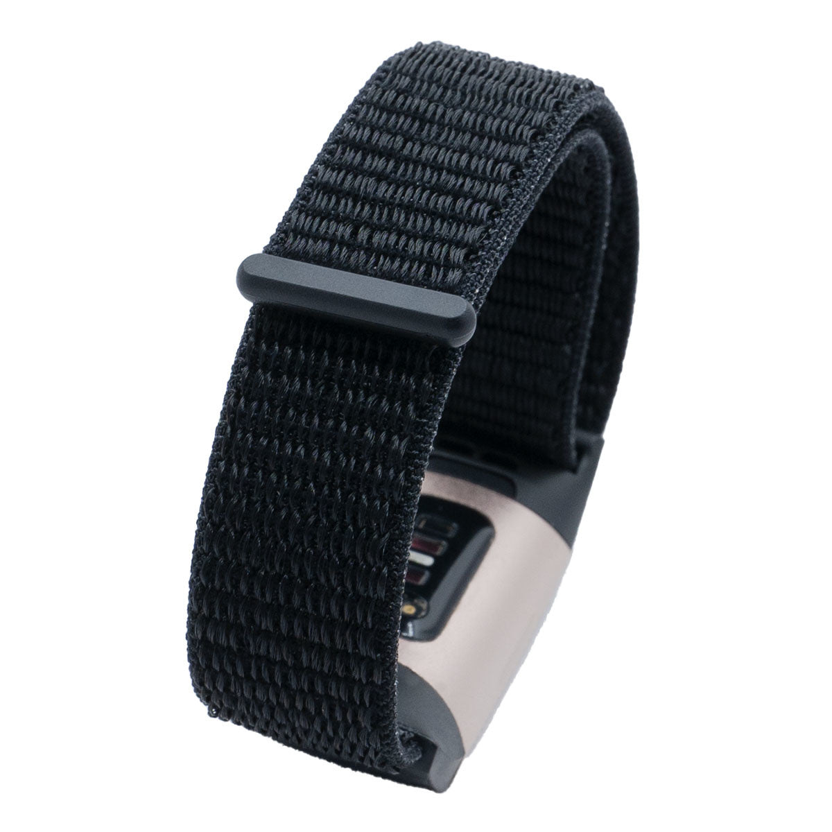 Ein schwarzes Stoffarmband mit silbernem Zifferblatt vor weißem Hintergrund. Der Riemen ist durch eine schwarze Schlaufe geführt.