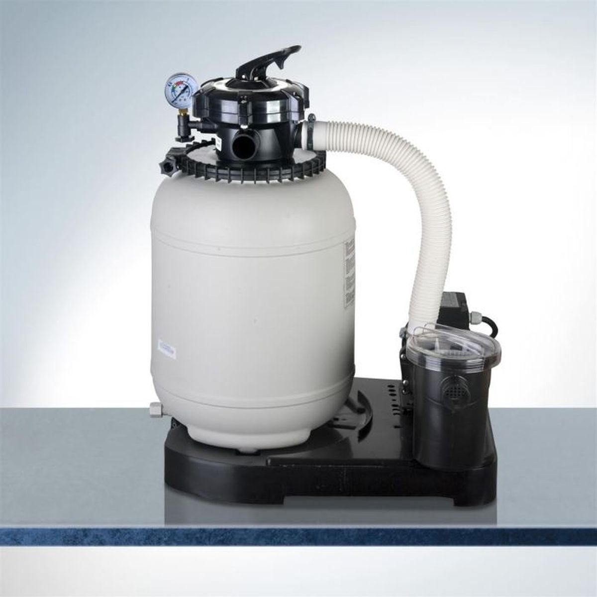Un sistema de filtro de piscina sobre una mesa. Tiene un tanque blanco, tapa negra, manómetro, manguera blanca y base negra.