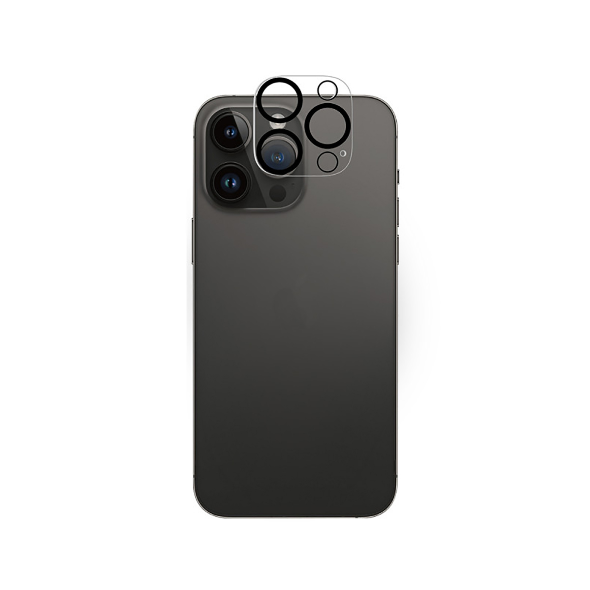 Uno smartphone grigio scuro con tre obiettivi e un proteggi-lente trasparente è centrato su sfondo bianco.