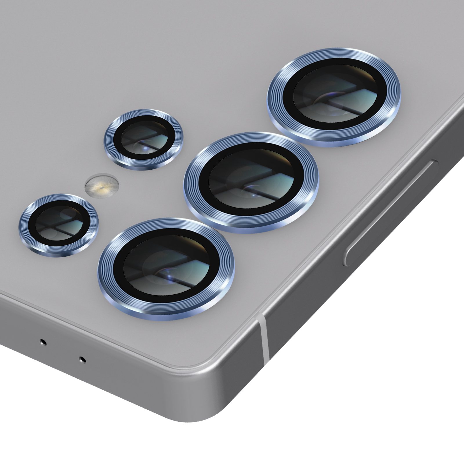 Parte trasera de un teléfono plateado con cinco lentes de cámara y un flash. Las lentes tienen anillos azul-plateados.