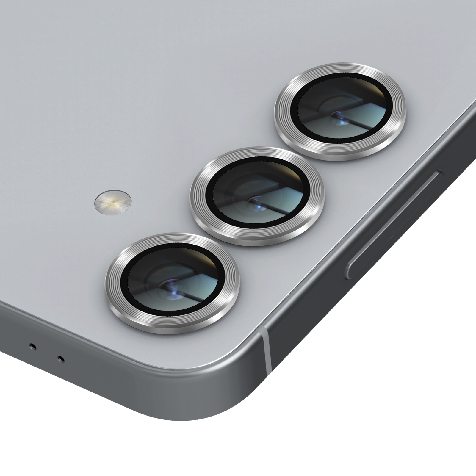 Primo piano del modulo fotocamera di uno smartphone. Sono visibili tre obiettivi, con un flash. Il telefono ha una parte posteriore grigia e un telaio metallico.