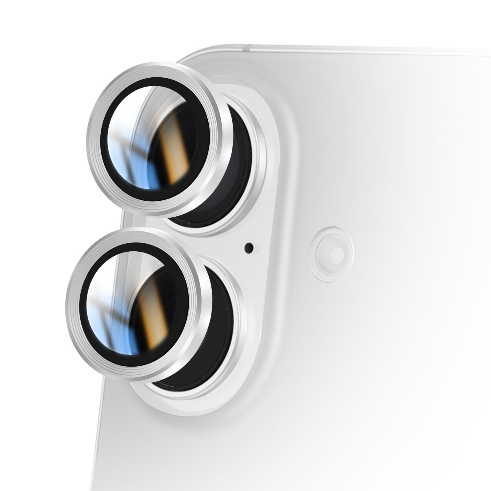 Gros plan sur un téléphone avec trois objectifs d'appareil photo argentés. Le téléphone est blanc. Les lentilles réfléchissent la lumière.