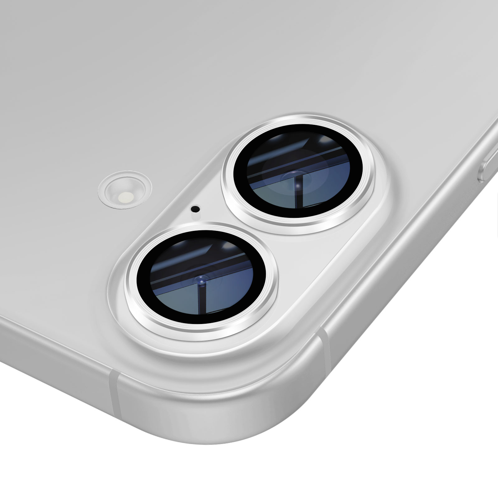 Gros plan de l'arrière d'un smartphone argenté. On distingue deux objectifs, un flash et un petit microphone.