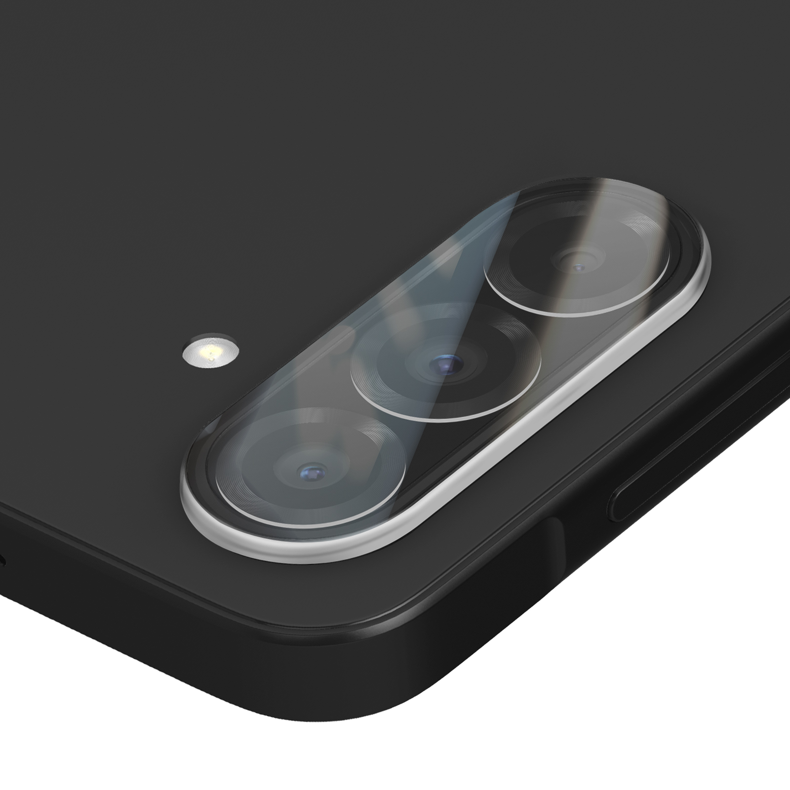 Primo piano di uno smartphone nero con un modulo fotocamera. Sono visibili tre lenti, anche un flash. Il telefono è su sfondo bianco.