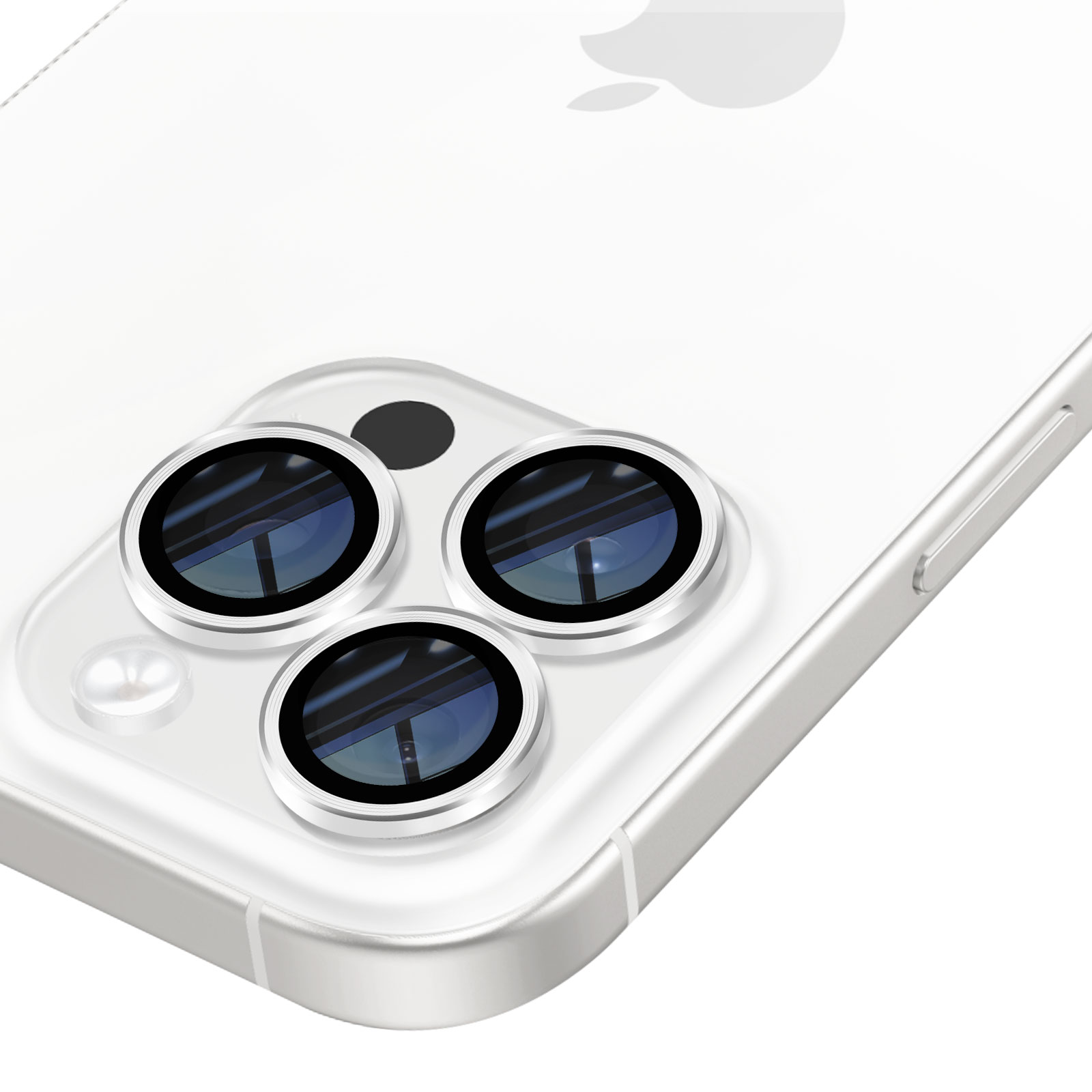 Primo piano di un telefono che mostra tre lenti argentate, con sfondo bianco. Il logo Apple è visibile.