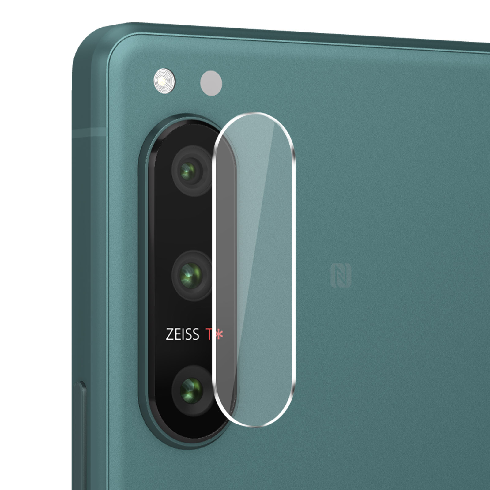 Retro di smartphone verde acqua con modulo fotocamera e vetro protettivo. Visibile il logo Zeiss. Sfondo bianco.