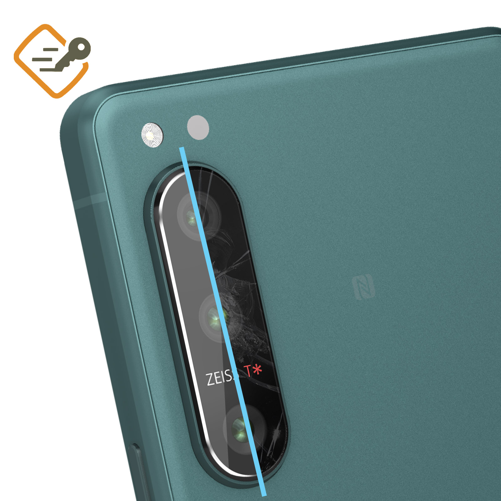 Primo piano del modulo fotocamera di un telefono verde acqua con lente rotta, flash e icona chiave laterale.