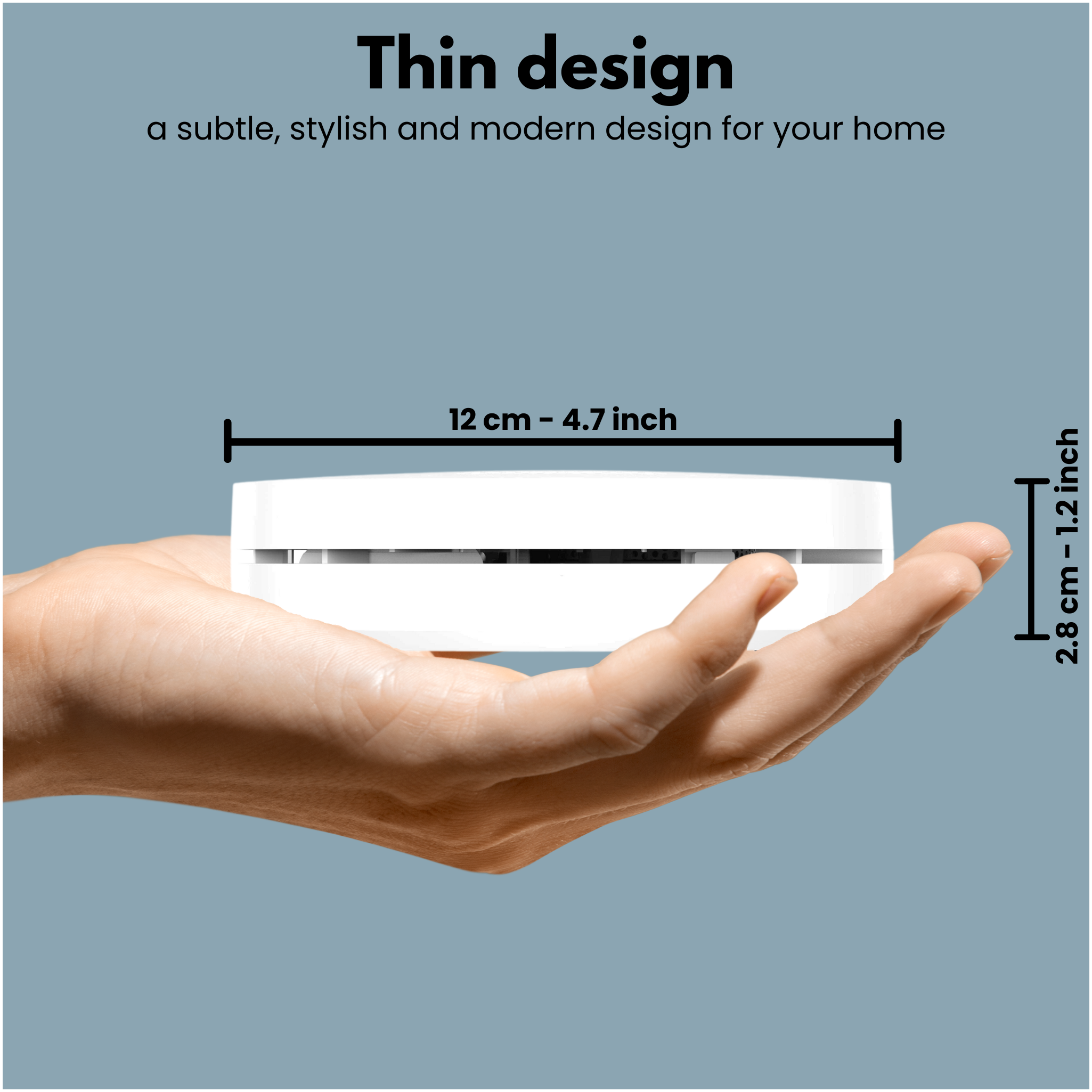 Ein weißes Gerät wird in einer Hand vor blauem Hintergrund gehalten. Text beschreibt das Design als dünn und stilvoll.