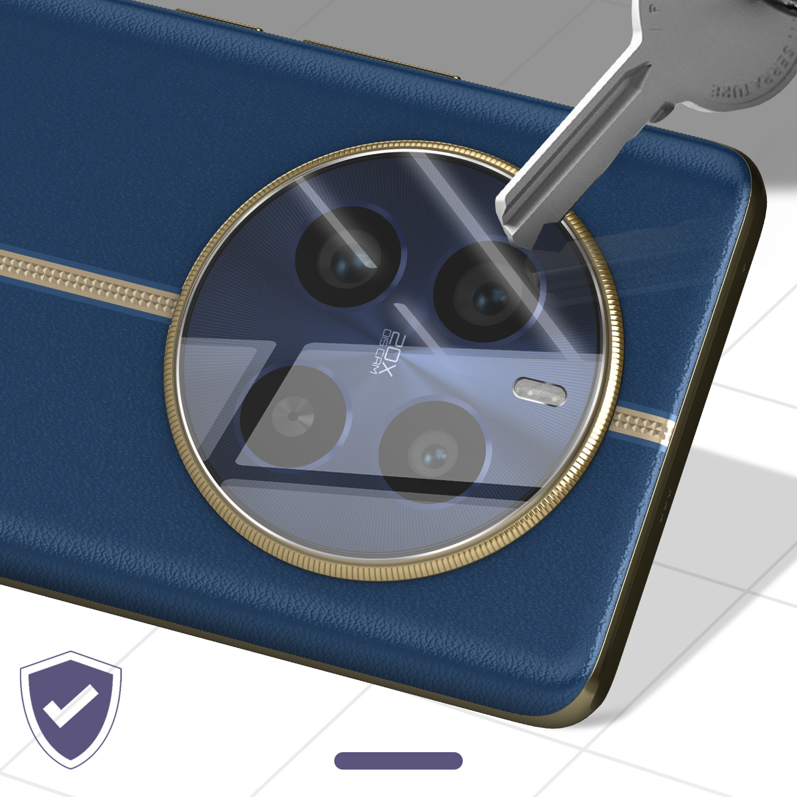 Primo piano di un telefono con retro in pelle blu e un ampio modulo fotocamera. Uno strumento metallico tocca l'obiettivo.