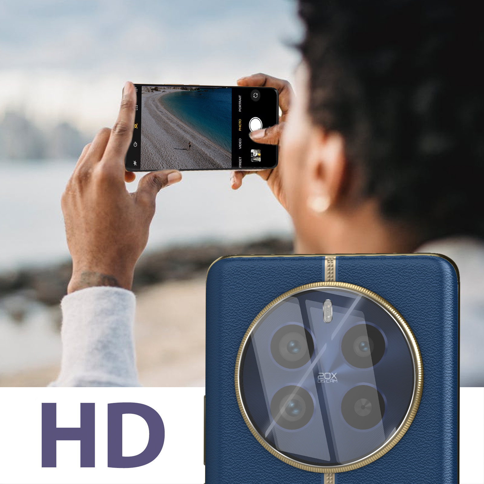 Una persona scatta una foto con uno smartphone. L'obiettivo della fotocamera del telefono è visibile. Una scena di spiaggia è sullo schermo.