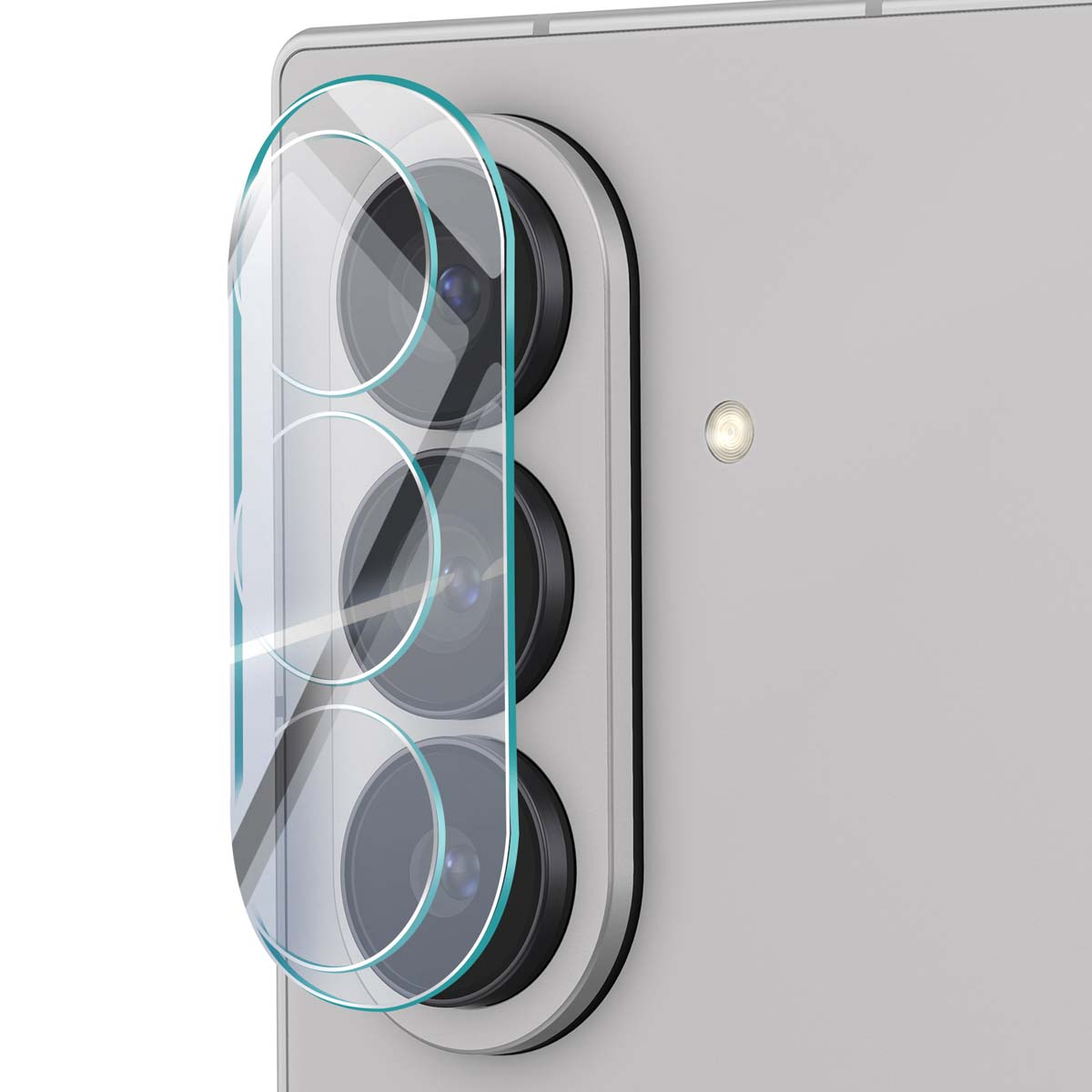 Primo piano del modulo fotocamera di uno smartphone con una copertura protettiva in vetro. Il telefono è grigio chiaro. Tre obiettivi sono visibili.