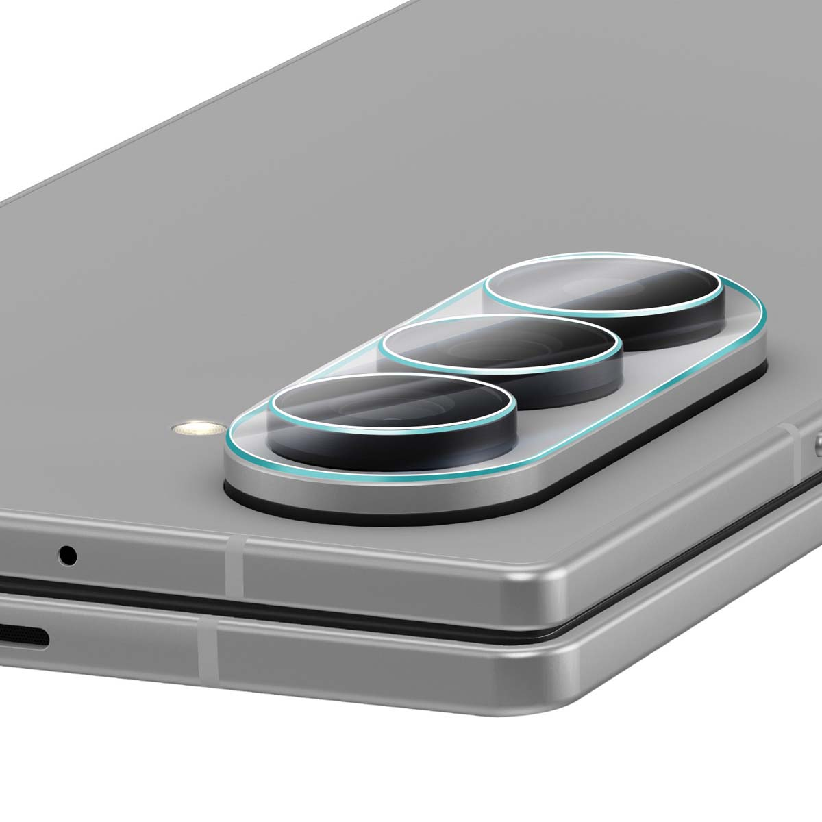 Una vista ravvicinata di uno smartphone grigio, che mostra tre obiettivi della fotocamera con coperture trasparenti. Il telefono è parzialmente piegato.