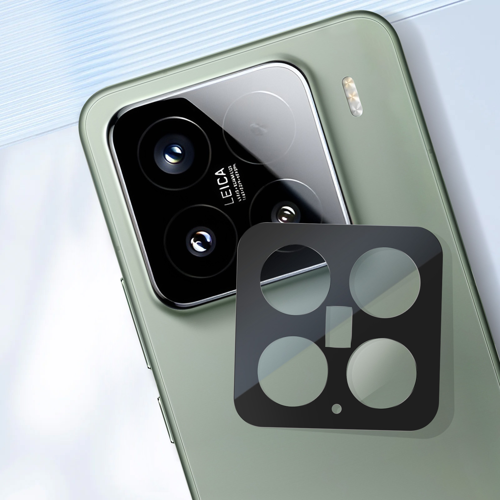 Un telefono verde con un obiettivo Leica viene mostrato con una protezione per l'obiettivo. Lo sfondo è azzurro.