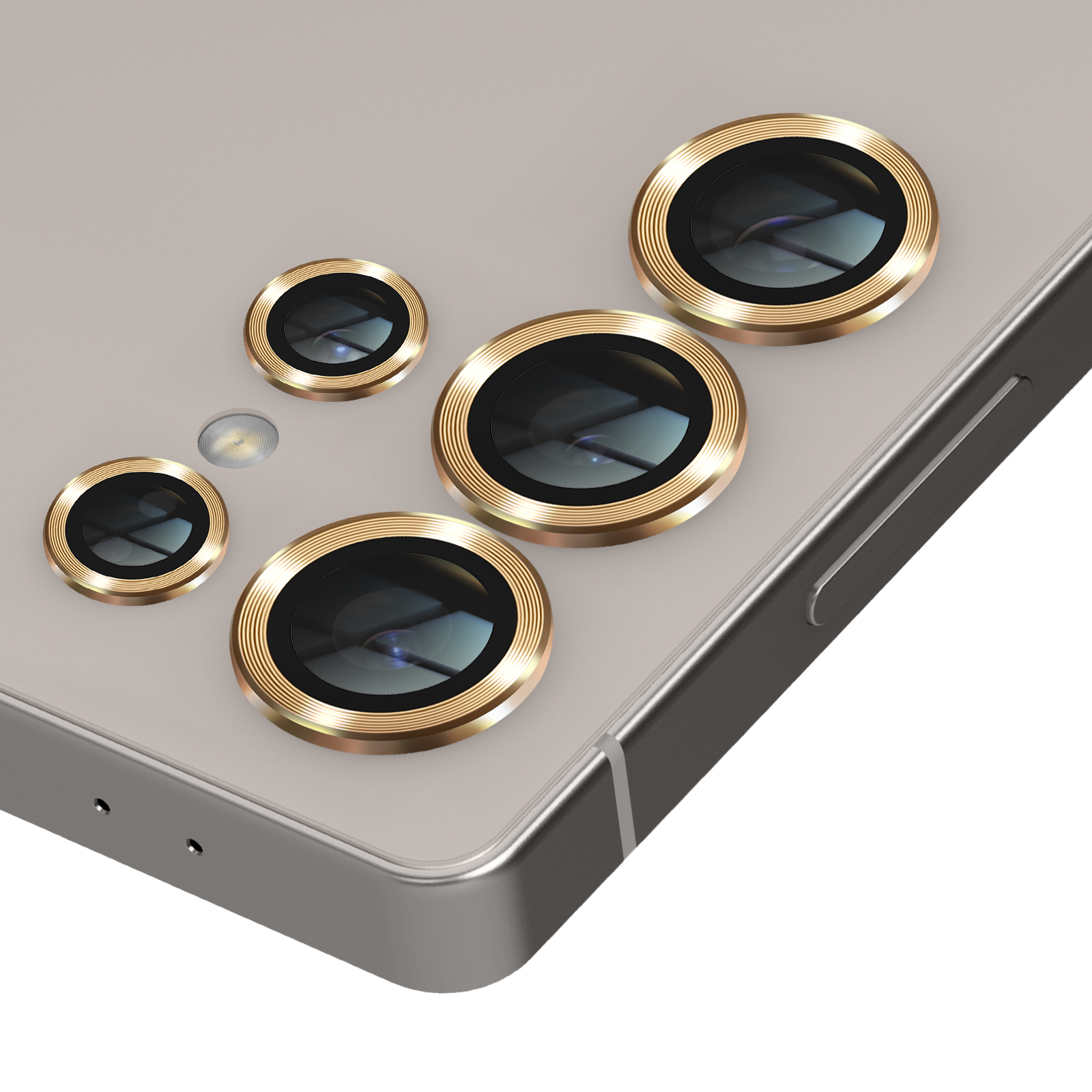 Un modulo fotocamera per smartphone con cinque lenti, anelli dorati e un flash. Il telefono ha una cornice argentata.