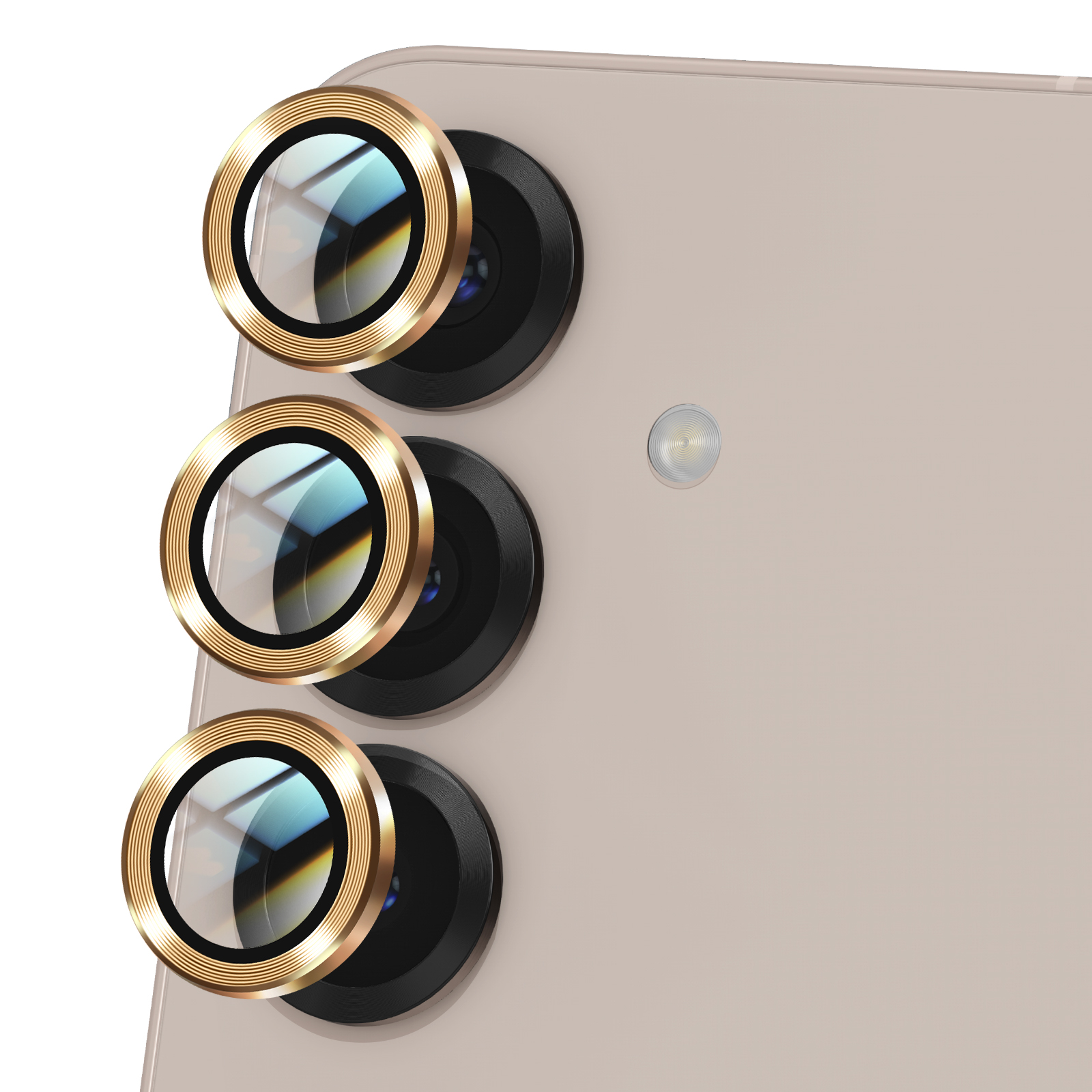 Primo piano del modulo fotocamera di un telefono con tre lenti, anelli dorati e un flash su una superficie beige.