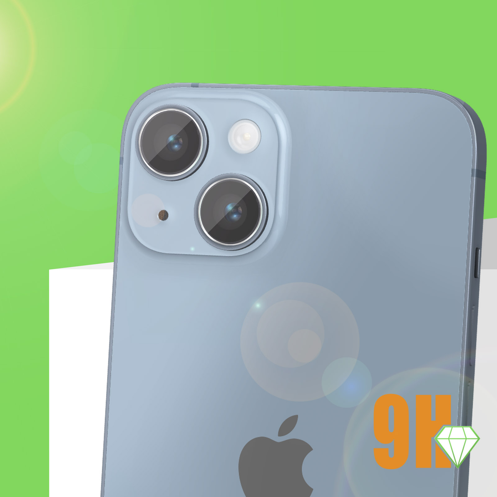 Un iPhone azzurro con doppia fotocamera. Logo Apple presente. Sfondo verde e testo arancione con un diamante.