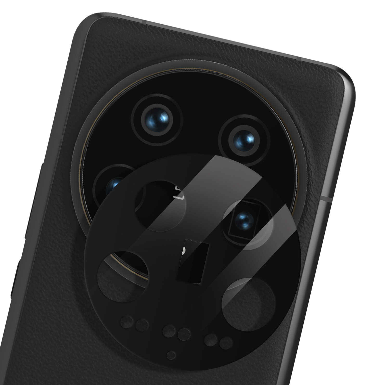 Primo piano del retro di uno smartphone nero con un ampio modulo fotocamera. Una cover protettiva copre parzialmente l'obiettivo.