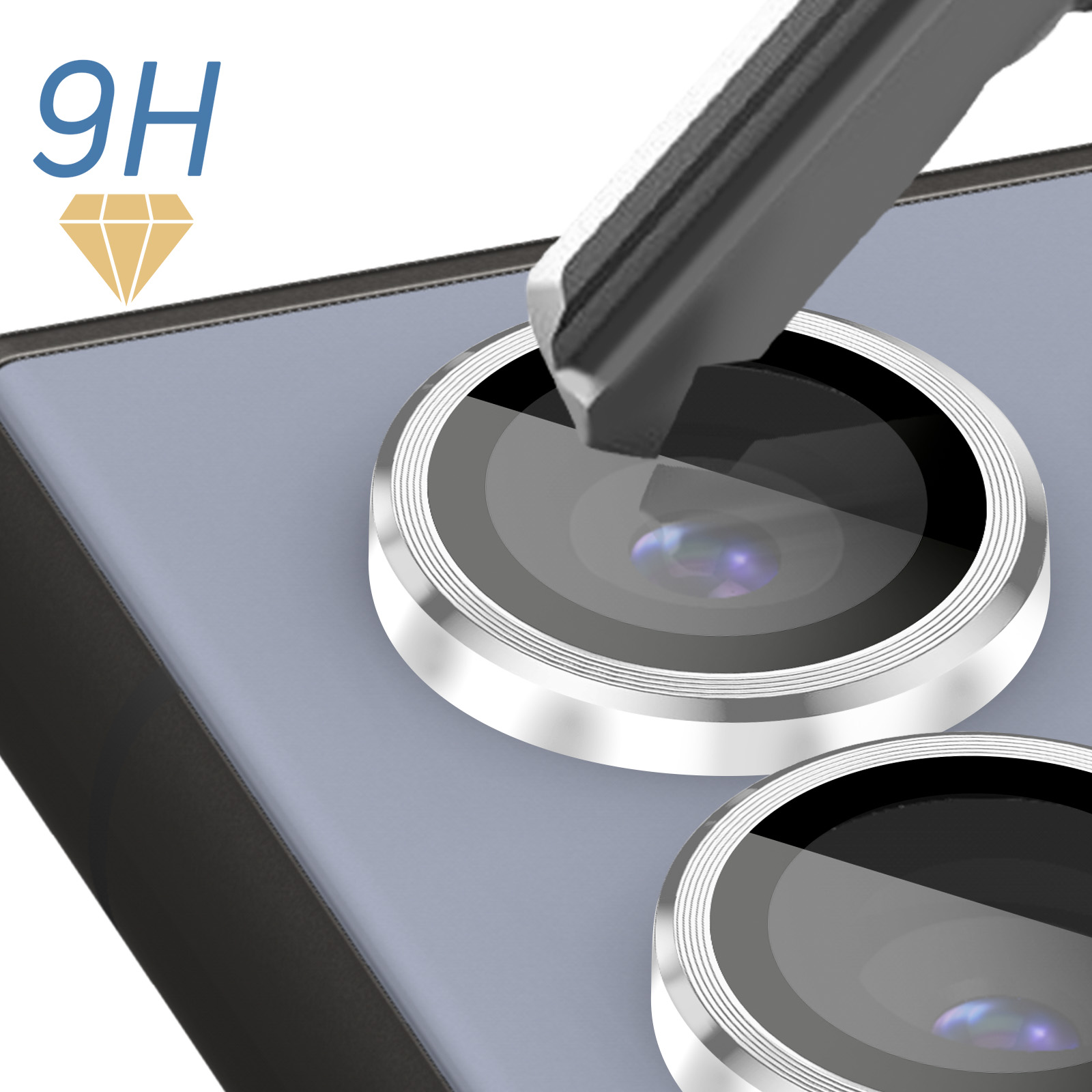 La imagen muestra protectores de lentes de teléfono. Se ven dos anillos metálicos brillantes con centros negros. El fondo tiene una superficie azul claro.