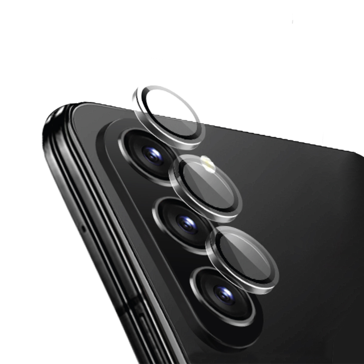 Uno smartphone nero con quattro lenti della fotocamera, con protezioni trasparenti sopra. Lo sfondo è bianco.