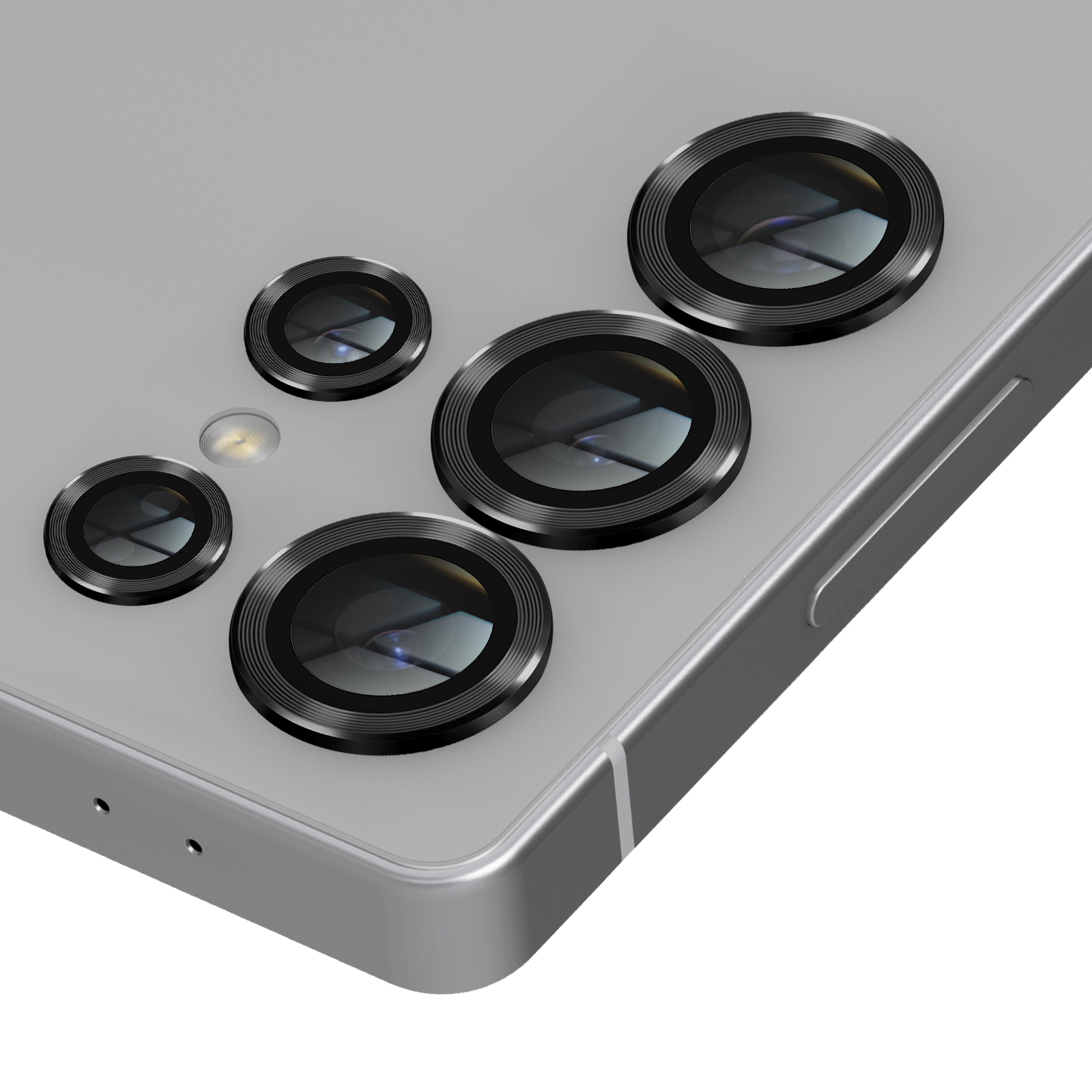 Primo piano di uno smartphone argentato con più obiettivi neri e un flash.