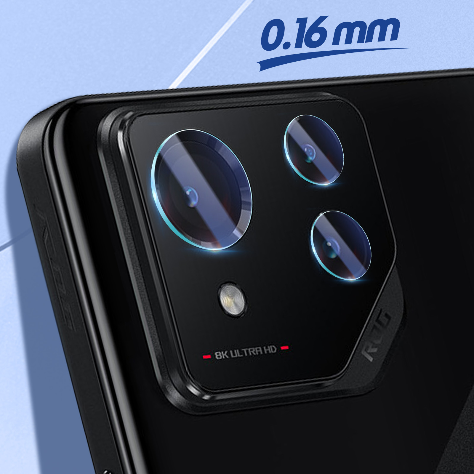 Primo piano del modulo fotocamera posteriore di un telefono. Tre lenti visibili, con flash e testo '8K ULTRA HD'. Il telefono è nero.