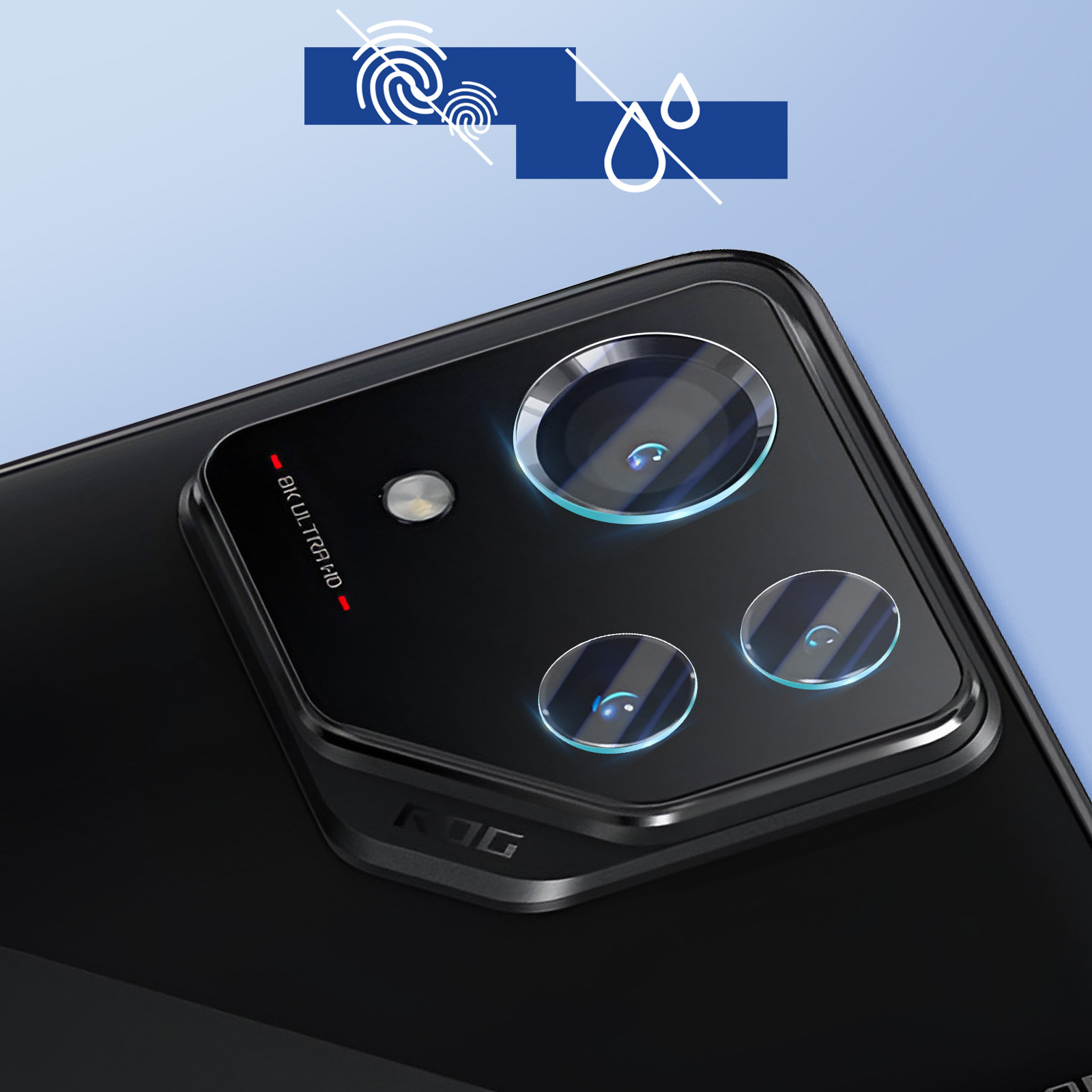 Fotocamera del telefono nera con tre lenti. Sfondo blu con simboli di acqua e impronte digitali sbarrati.