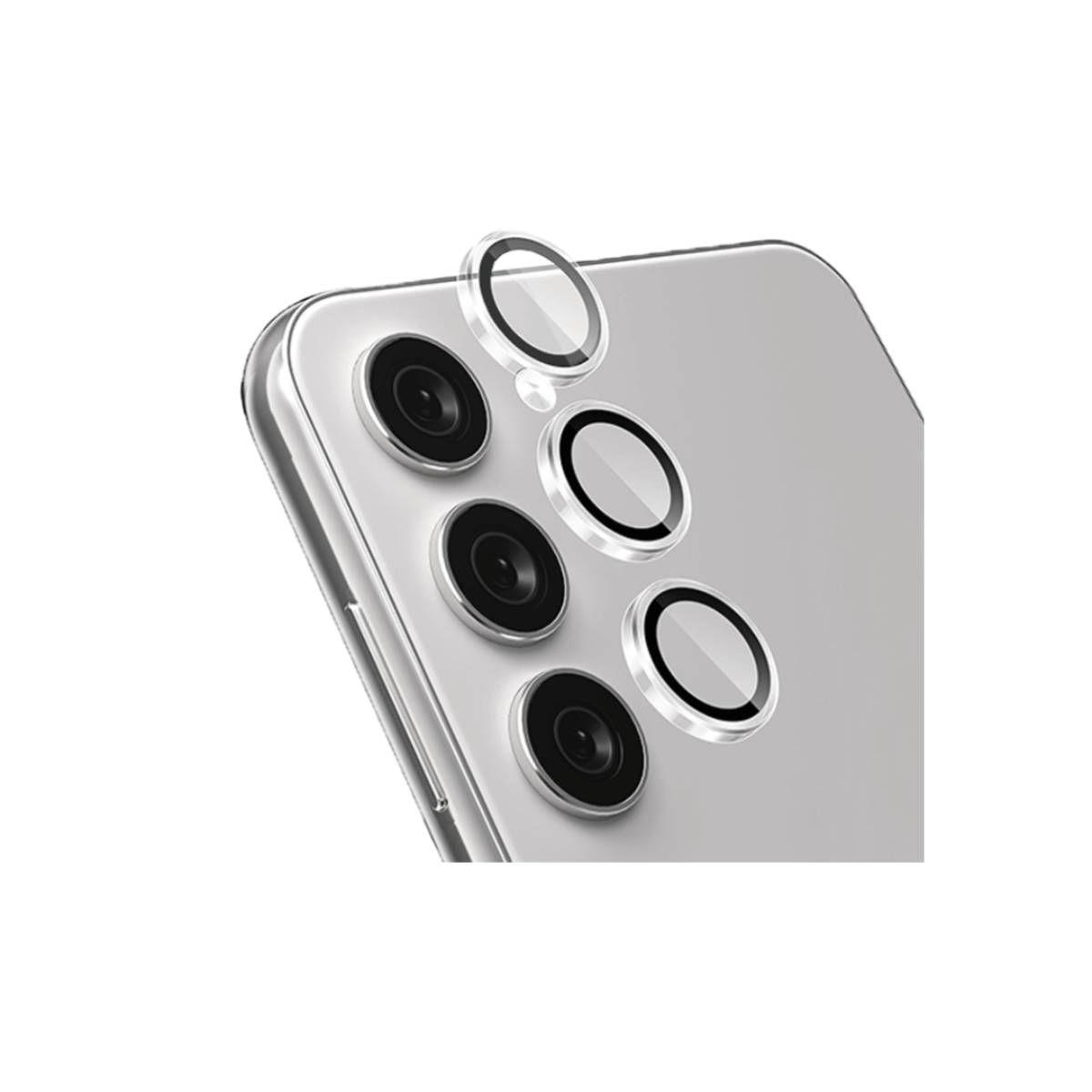 Een close-up van een zilveren smartphone met cameralenzen en beschermhoezen. De achtergrond is wit.