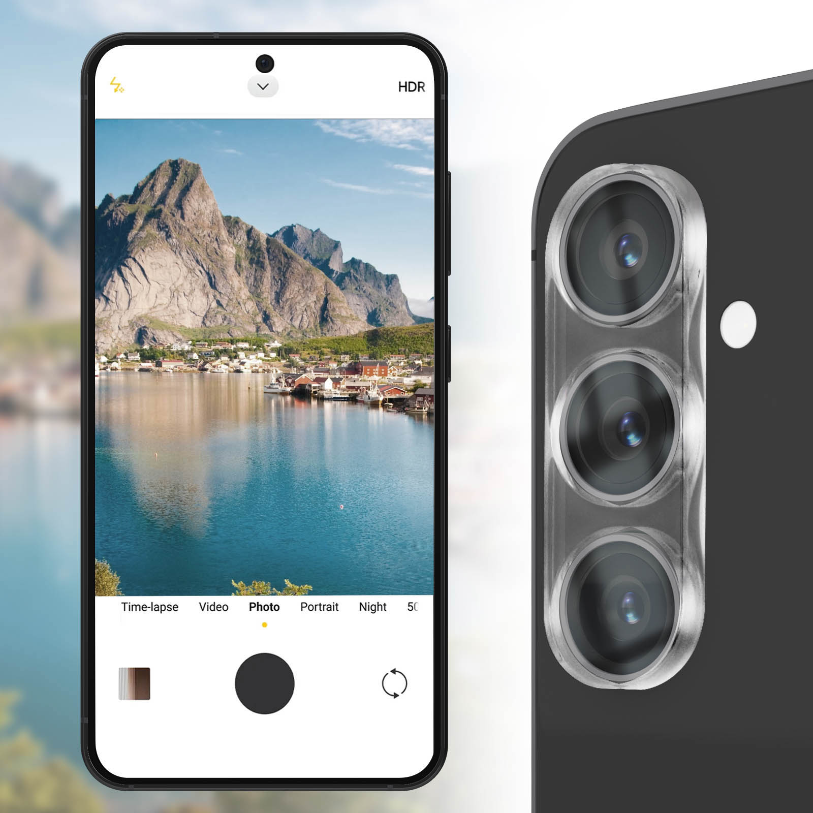 Smartphone che mostra una foto di paesaggio di montagne e acqua. Il telefono ha più fotocamere posteriori sul lato.