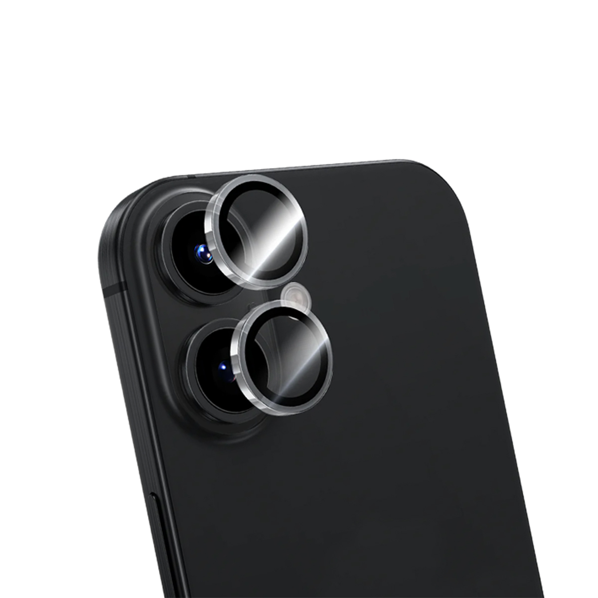 Arrière d'un smartphone noir avec trois objectifs. Verre protecteur sur les lentilles, reflétant la lumière, sur fond blanc.