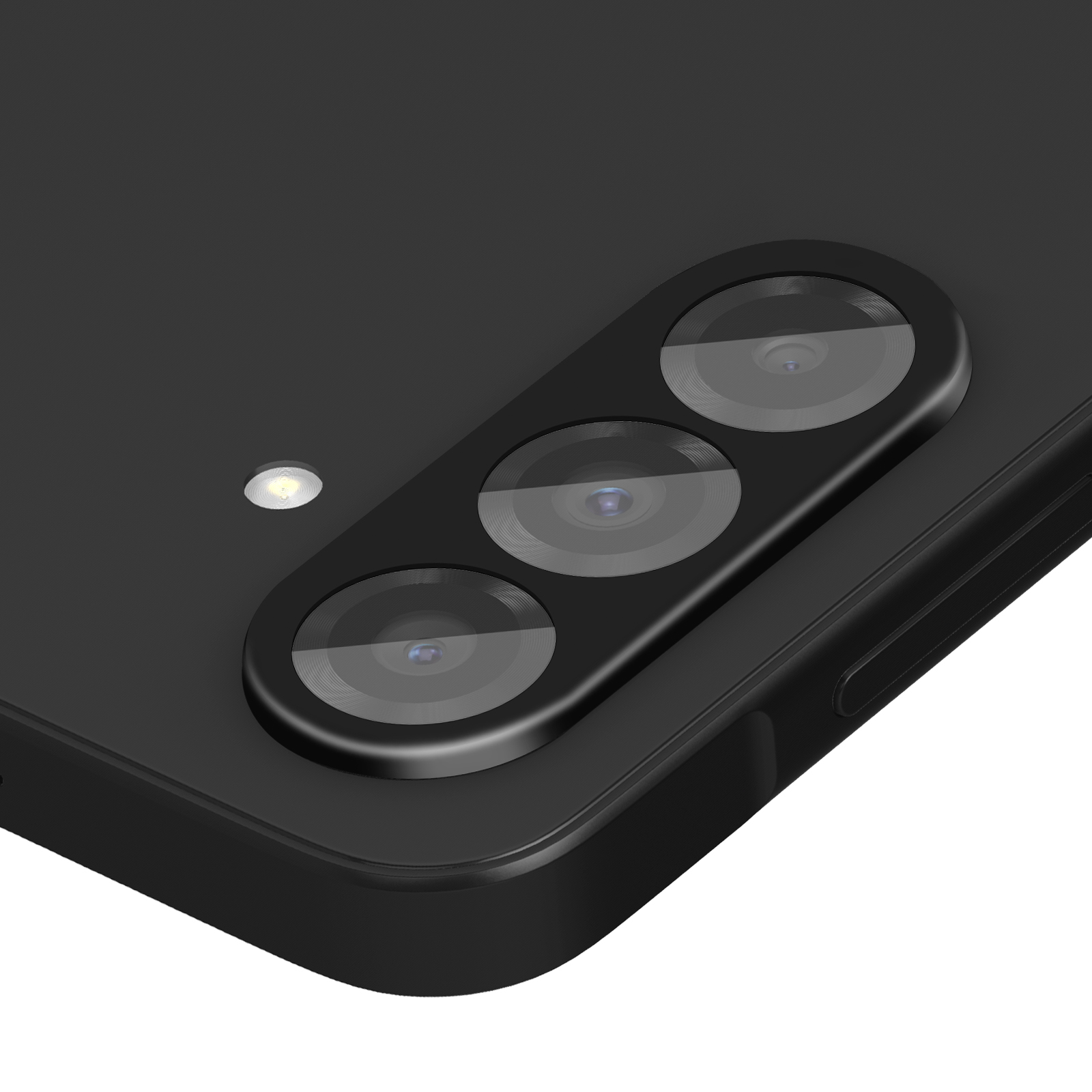 Primo piano di uno smartphone nero. Sono visibili tre obiettivi della fotocamera con una piccola luce accanto. È visibile anche il bordo del telefono.