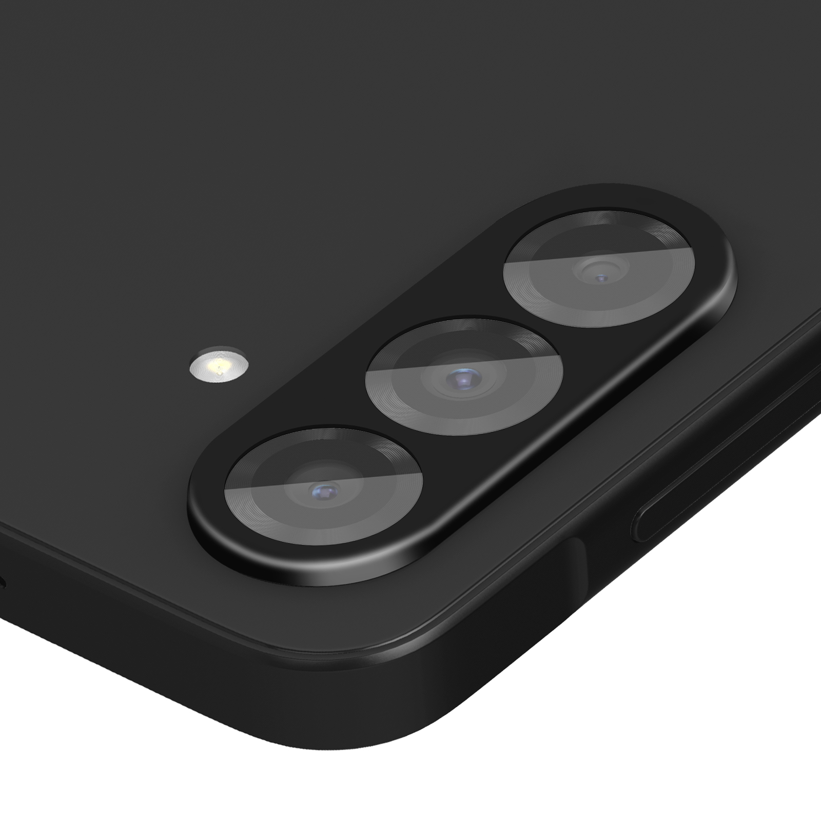 Primo piano di uno smartphone nero con tre obiettivi e un flash su una superficie nera. Il lato del telefono è visibile.