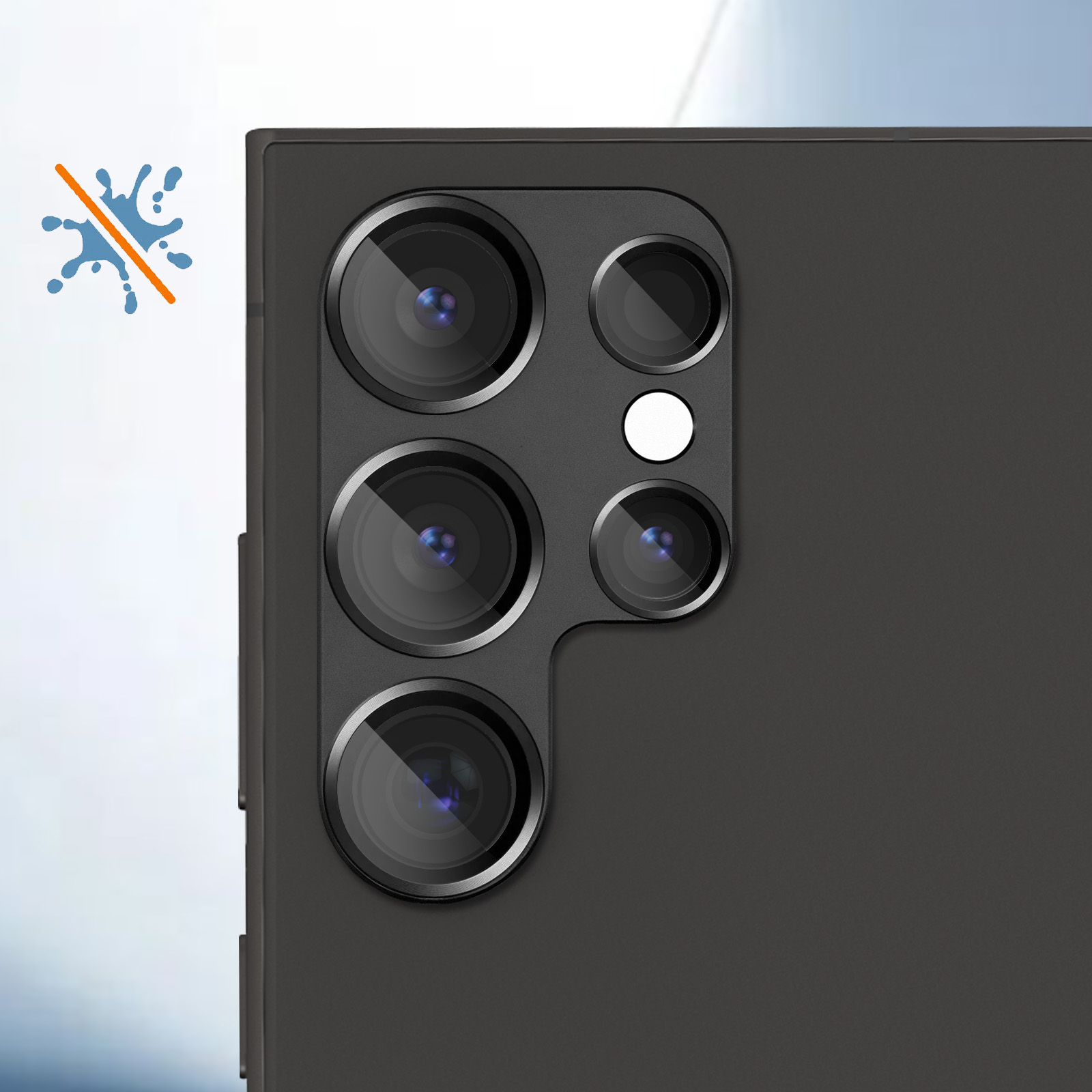 Primo piano di un modulo fotocamera per telefono nero con più lenti e un cerchio bianco. Simbolo di spruzzo d'acqua.
