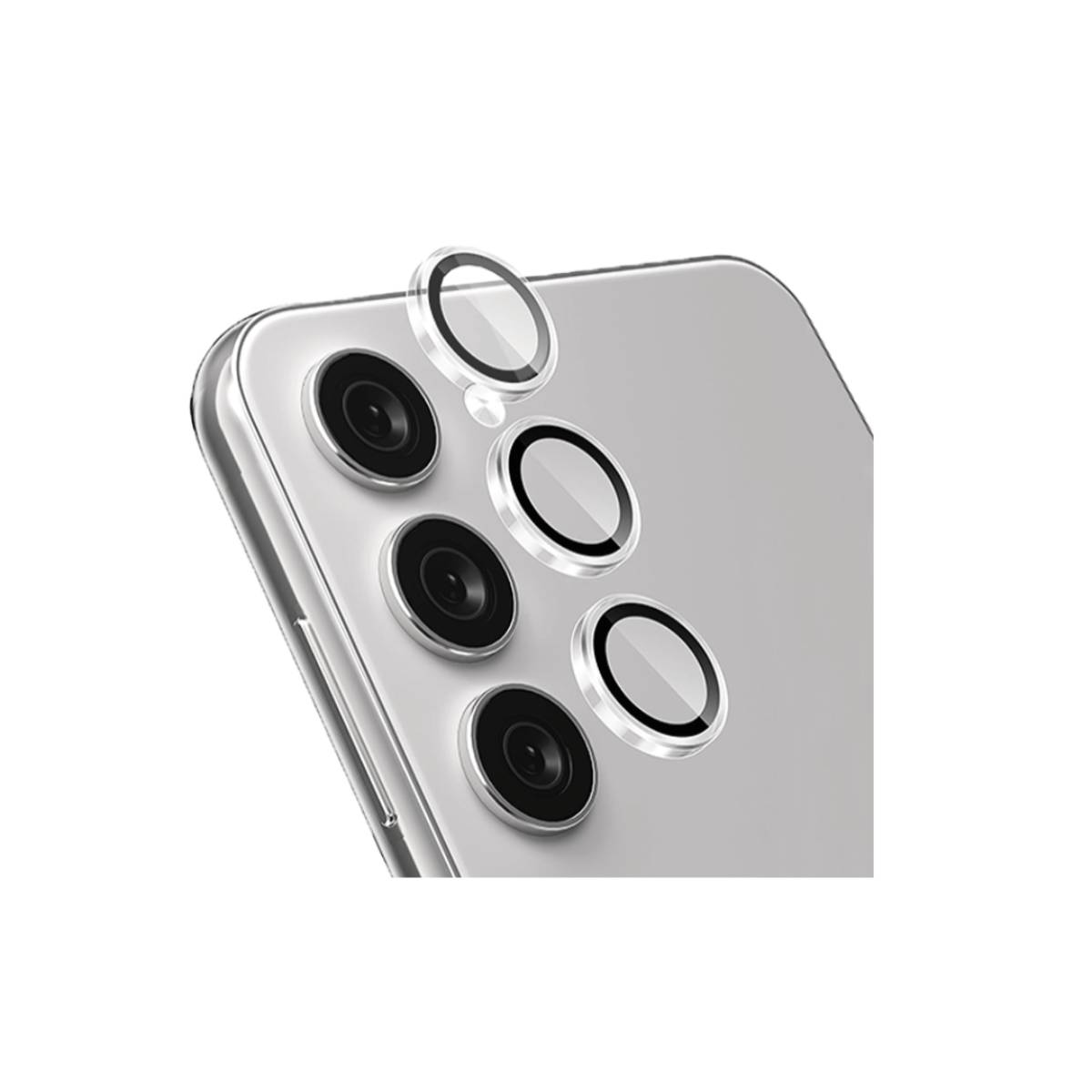 Een zilveren telefoon met vier cameralenzen en beschermende transparante ringen eromheen. De achtergrond is wit.