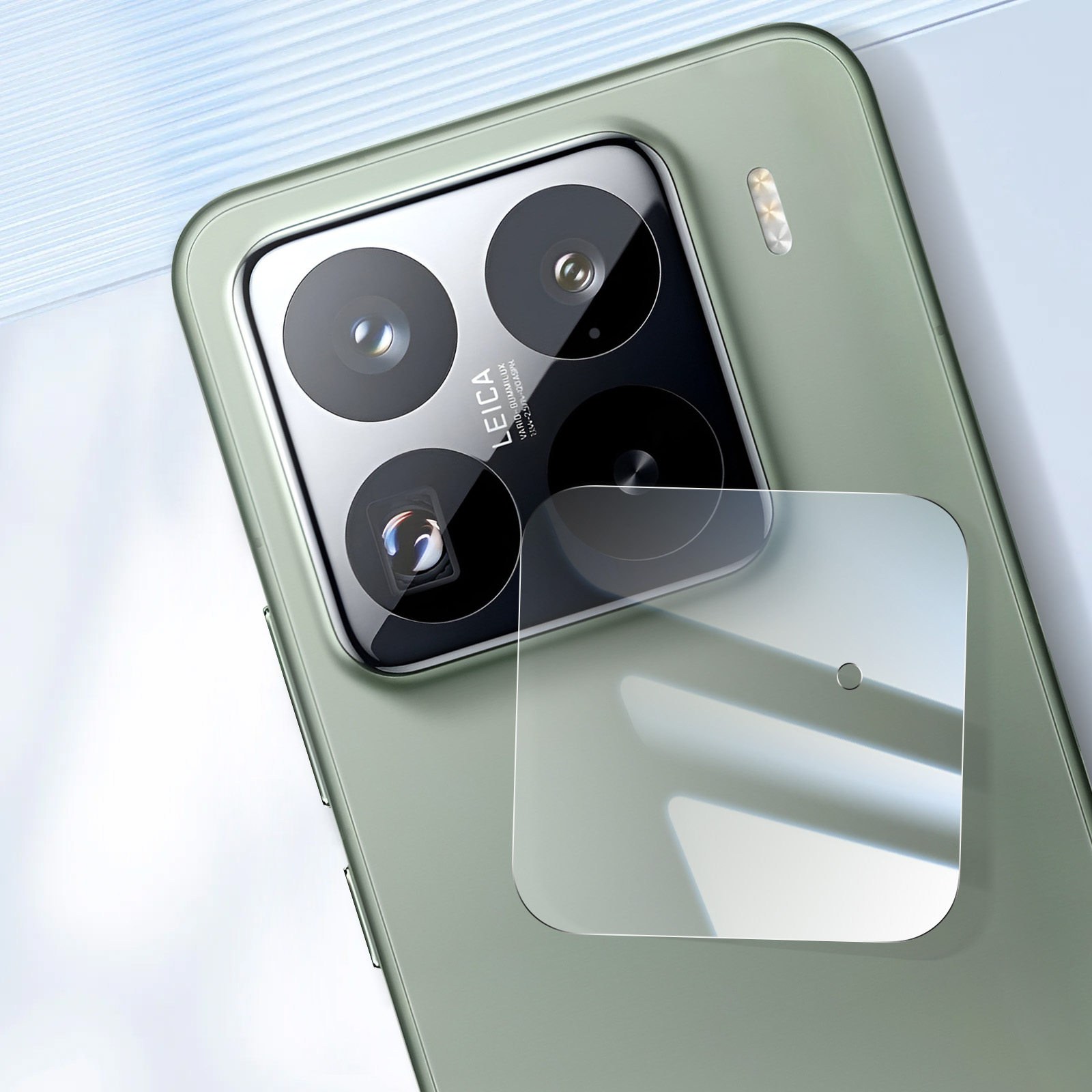 Retro telefono verde con lenti della fotocamera, flash e protezione schermo. Visibile il logo Leica.