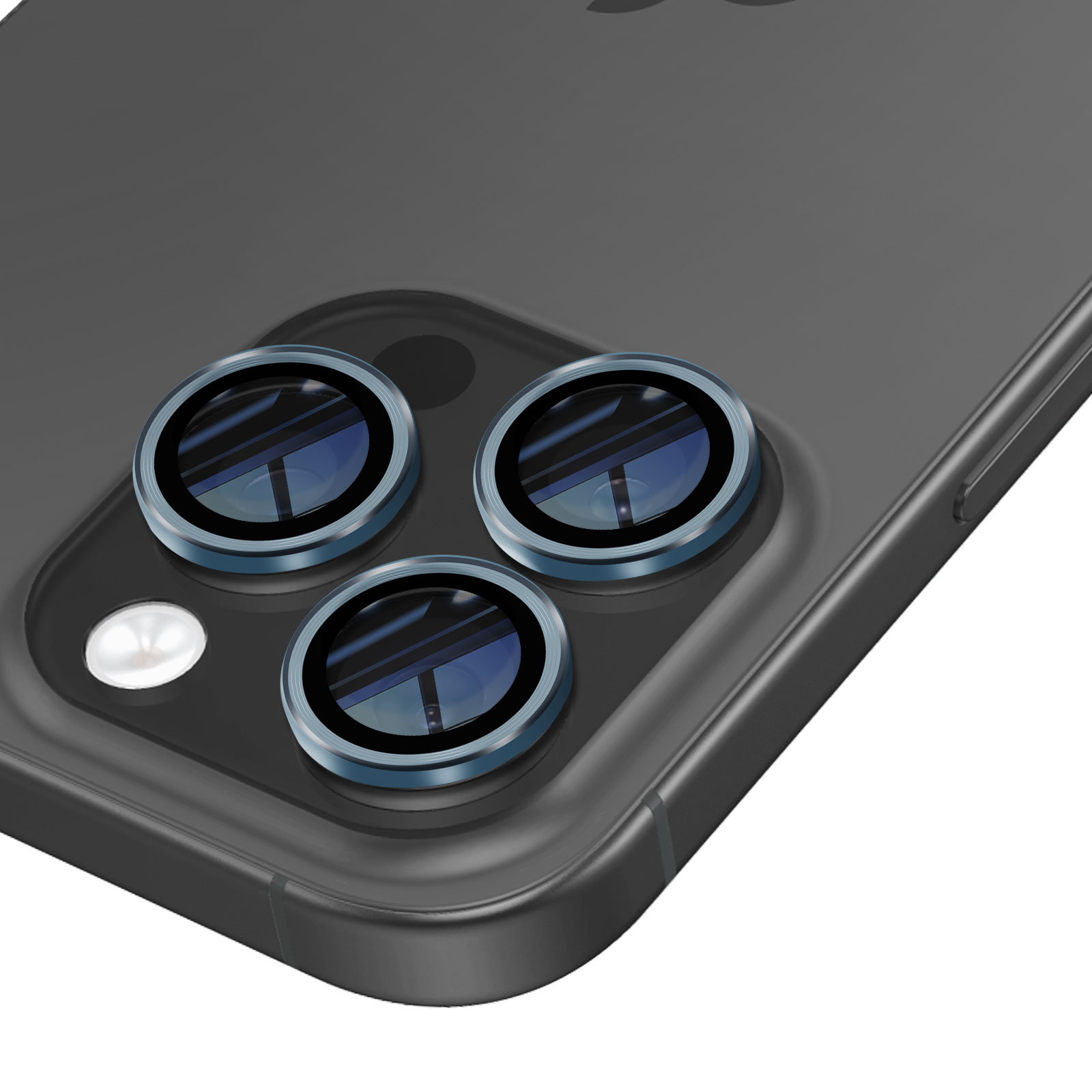 Primer plano de la parte trasera de un celular con tres lentes de cámara y un flash. El teléfono es gris oscuro.