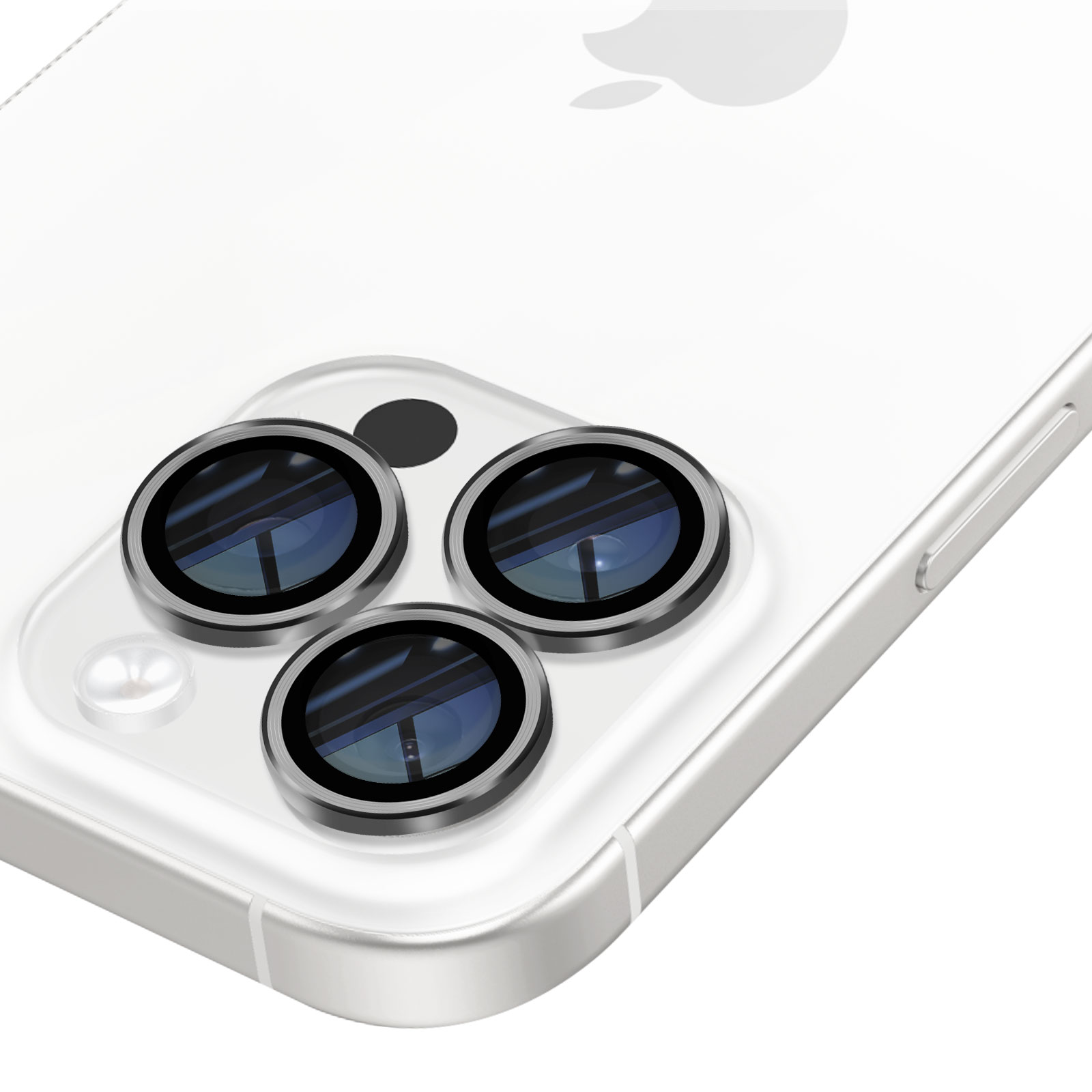 Primer plano de la parte trasera de un teléfono con tres lentes de cámara. El teléfono es blanco con bordes plateados, y el logo de Apple es visible.